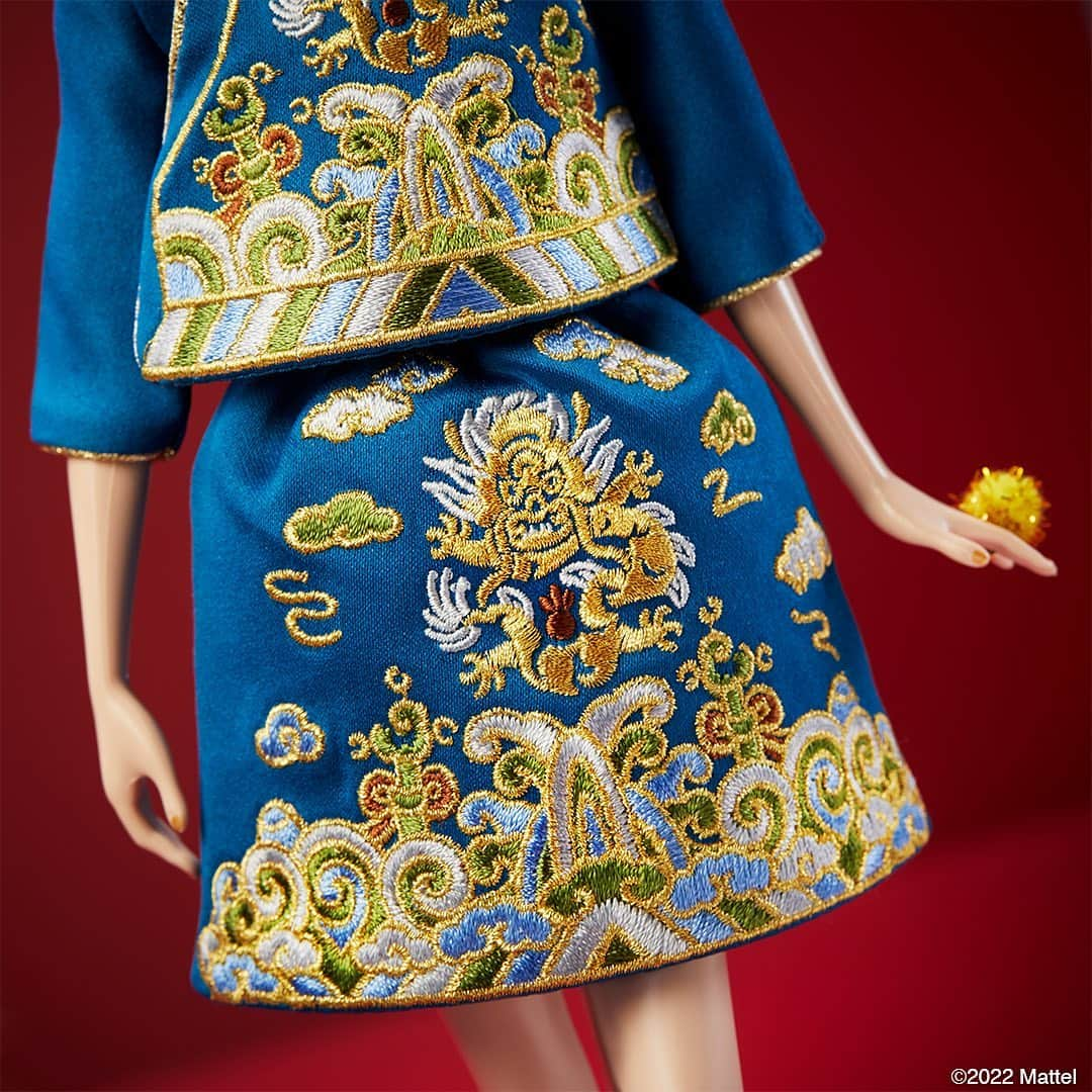 バービーさんのインスタグラム写真 - (バービーInstagram)「Designed in a shade of royal Chinese blue and embroidered with dragons and earthly elements, @guopei’s latest look for Barbie tells a story of rich cultural symbolism, bringing luck, strength, longevity and prosperity to the upcoming #LunarNewYear. Link in bio to shop the Guo Pei Lunar New Year Barbie doll. 💙#barbie #barbiestyle」1月6日 1時00分 - barbiestyle