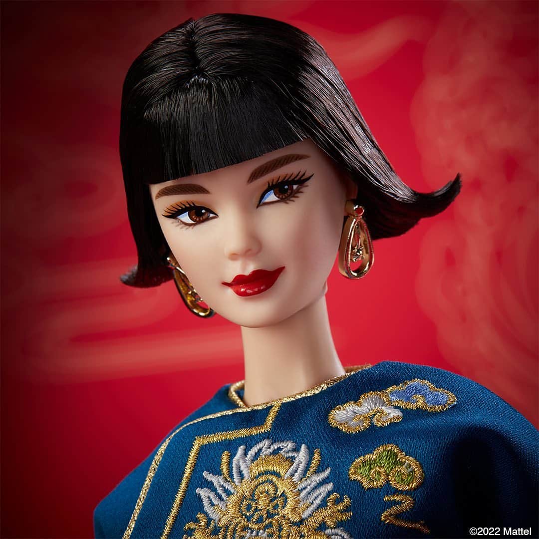 バービーさんのインスタグラム写真 - (バービーInstagram)「Designed in a shade of royal Chinese blue and embroidered with dragons and earthly elements, @guopei’s latest look for Barbie tells a story of rich cultural symbolism, bringing luck, strength, longevity and prosperity to the upcoming #LunarNewYear. Link in bio to shop the Guo Pei Lunar New Year Barbie doll. 💙#barbie #barbiestyle」1月6日 1時00分 - barbiestyle