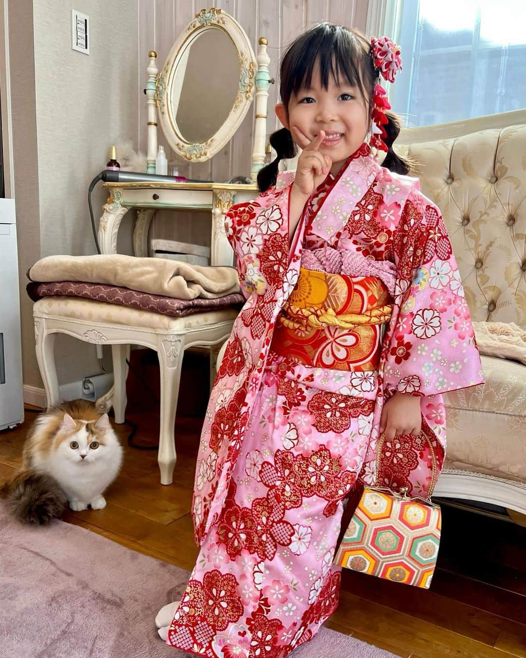 マンチカンのココ王子さんのインスタグラム写真 - (マンチカンのココ王子Instagram)「2023お正月✨ Japanese New Year's Day.  #ミヌエット#マンチカン#猫のいる暮らし#猫と着物#catsta#猫と子ども」1月6日 1時11分 - cocolog_cat