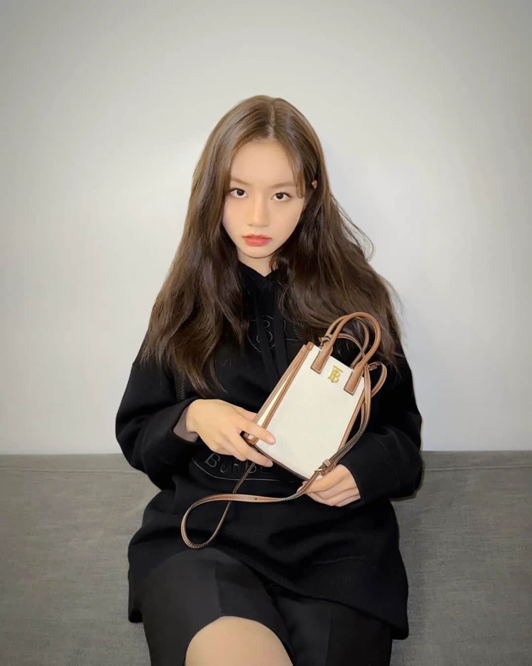 ヘリ さんのインスタグラム写真 - (ヘリ Instagram)「#AD #TheFrancesBag 🤎」1月6日 6時04分 - hyeri_0609