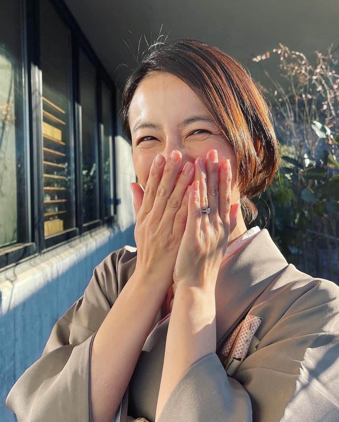 澤田泉美さんのインスタグラム写真 - (澤田泉美Instagram)「お仕事が始まった方も多いと思います❤️ 今年も、頑張っていきましょう！  わたしの恒例になりつつある、お正月の着物姿👘 今年で3回目です☺️（着物が続いていてゴメンナサイね）  朝から身支度が大変なので、 そろそろ洋服を挟んでおこうかしら？ なんて思っていたんだけど、 ある人に「こういうのは、一年に一度なんだからやめない方がいいよ！いずれ、子供達から“うちの母親、毎年、着物着てたな〜”とか言われるようになるよ」と  言うことで、続けることにしました笑 （わたしは単純な生き物ですw）  去年も言っていたかもしれないけど、 今年こそはもう少し上手に着れるようになろう❤️  2枚目は、顎肉が気になるって言ってるのに、パパが下アングルから狙ってくるから、段々面白くなって爆笑しながら隠す私です🤣🤣🤣  #着物#母#🍑#❤️ #元日#宣言したからには大変#笑 #おはしょりが長かった#🤣」1月6日 8時12分 - izumi.sawada