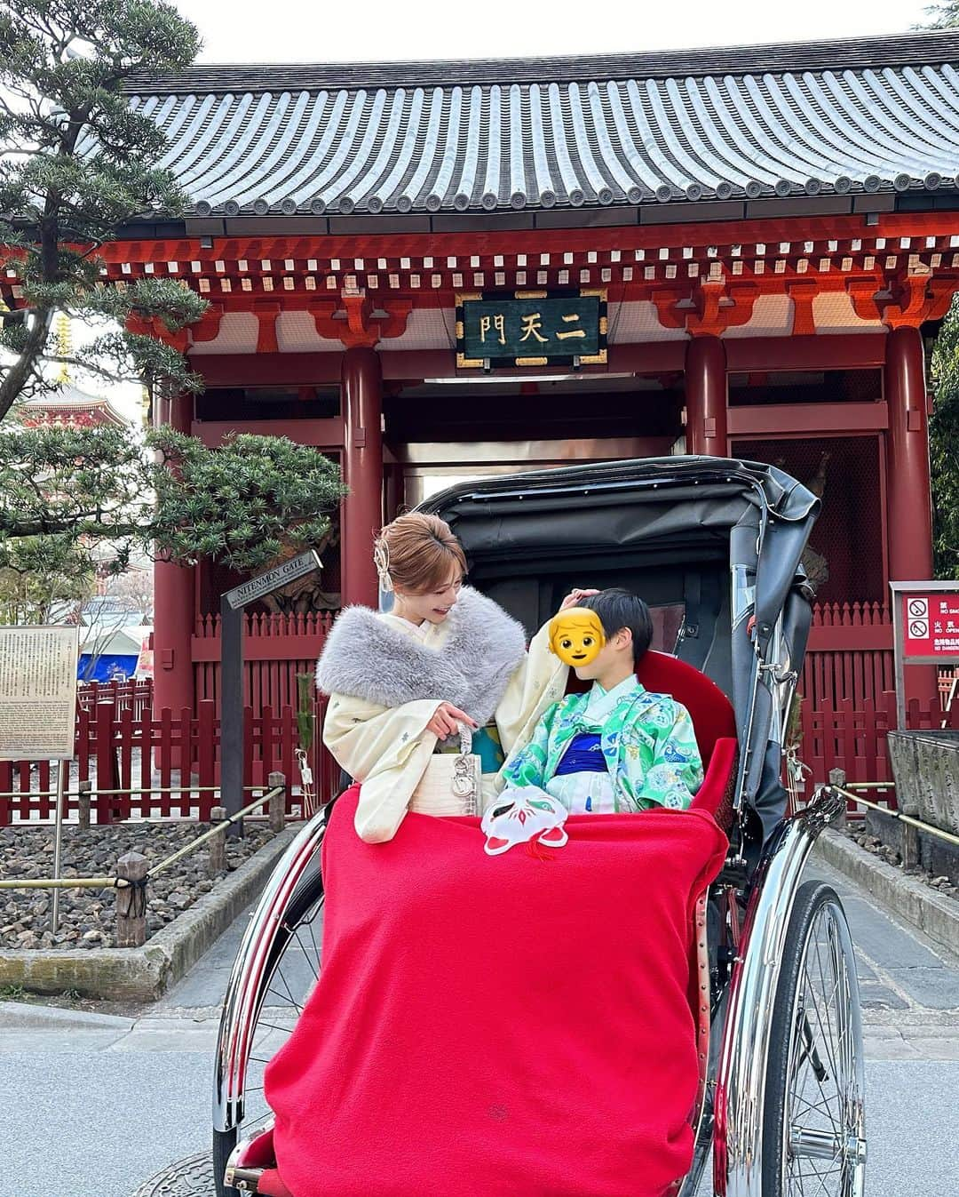 武藤静香さんのインスタグラム写真 - (武藤静香Instagram)「. 人力車ってエライ人になれた気分ですき😌❤︎w 浅観光スポット連れてってくれて写真も撮ってくれるし、食べ歩きドライブスルーもしてくれる😍でも写真が暗くなっちゃうから乗るなら昼間の方がいいね♡ . 息子念願の人力車👦走るのが速くなりたい息子はお兄さん大尊敬してた🤣走るコツも教えてもらったよ🥰 . #人力車#浅草#初詣#浅草食べ歩き#親子#親子リンクコーデ#着物デート#着物#6歳男の子」1月6日 10時28分 - mutoshizuka0204