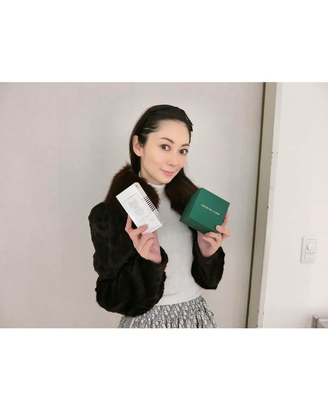 伊東美咲さんのインスタグラム写真 - (伊東美咲Instagram)「皆様日常生活が始まりましたね、如何お過ごしですか。  長年愛用しております"SISLEY"さん"DE LA MER"さんから贈り物を頂きました。この時期はお肌の乾燥、指先までもが気になりますよね。 しっかり保湿したいと思います。 お写真は撮影の合間にマネージャーさんが撮ってくれました。  それでは良い一日をお過ごしくださいませ。  #ハワイ #日本の冬休み #Hawaii #Holidayseason #スキンケア #SISLEY #DELAMER」1月6日 12時48分 - misaki_ito_official