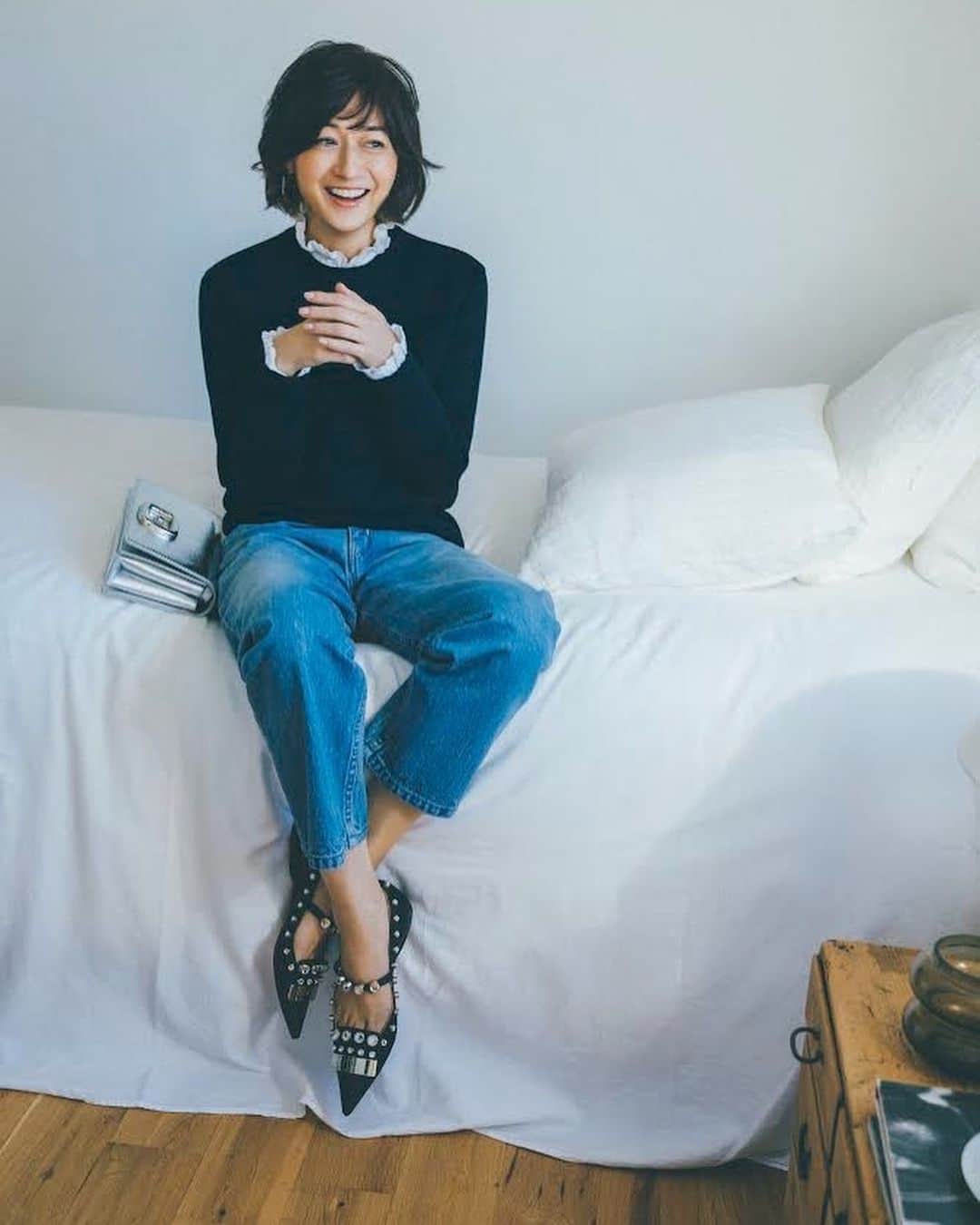 富岡佳子さんのインスタグラム写真 - (富岡佳子Instagram)「#エクラ2・3月号 王道の黒ニット✖️デニム🖤💙 Instagramでご好評だった微糖ブラウスを加えてスタイリングを再現してみました☺︎ ２枚目からはオフショットです。 髪もこの時はボブですね。 アイテムについてはスワイプ＆タップしてみてくださいね！」1月6日 13時02分 - yoshikotomioka