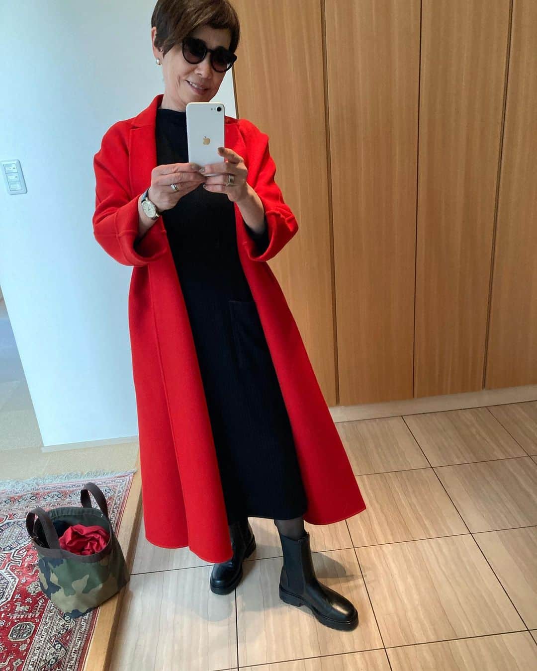 安藤優子さんのインスタグラム写真 - (安藤優子Instagram)「塩漬け第二弾⁉️  買ってから3年間一度も着ていなかった赤いラップコート。  あわや古漬けになる寸前でした（笑）  用事が立て込んでいるのでサクッと出かけます。  コートは#マジソンブルー 、中に着た黒のニットワンピースは#タエアシダ です。  足元はあえて外してボリュームショートブーツ。#コルソローマ のものです。これ履き心地バツグンです。  バッグはいつもの#エルベシャプリエ 。  ファッションチェック担当リンは、一番暖かい私の書斎にて爆睡ちゅうです。  では行ってきます‼️  #赤いコート   #フレンチブルドッグ  #安藤優子」1月6日 13時42分 - yukoando0203