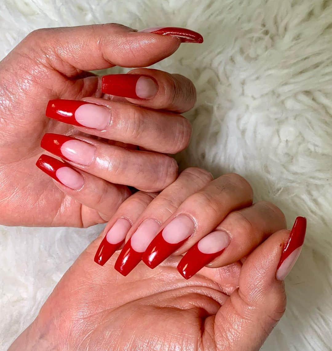 武田久美子さんのインスタグラム写真 - (武田久美子Instagram)「. 今回のnail Designは Red のdeep なアーチを効かせたフレンチ、 とてもしっくりきています! 前回のナチュラルグラデーションも好きでした💜  #nails #nailart  #フレンチネイル」1月6日 15時33分 - kumikotakedaofficial