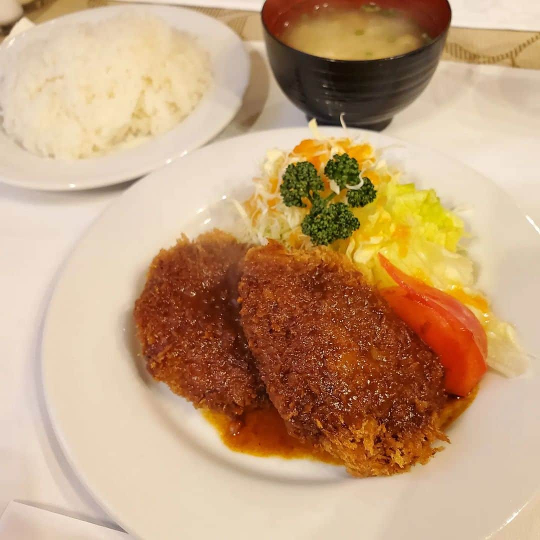 田畑竜介さんのインスタグラム写真 - (田畑竜介Instagram)「洋食が食べたい気分で 『グリル千』へ🍴  味も雰囲気もGOOD👍️  今日のランチのミンチカツを注文😊  ミンチカツは下味もしっかりついて 肉の旨みが存分に詰まっていました😋  #福岡市 #福岡市中央区グルメ  #洋食屋 #洋食 #グリル千 #グリル  #ミンチカツ #メンチカツ #ランチ」1月6日 15時35分 - tabacchi_rkb