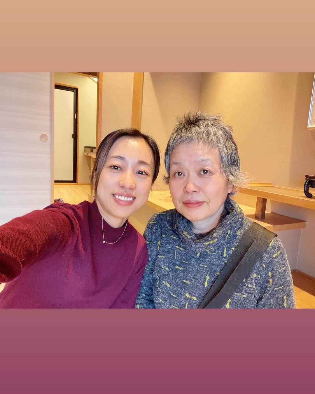 DJ YURiAさんのインスタグラム写真 - (DJ YURiAInstagram)「地元の大好きな月岡温泉。 白玉の湯 泉慶。  やっぱり月岡温泉のお湯が1番好き。 つるつるになる美肌の湯。  今回1番嬉しかったのは、抗がん剤治療をしていた母の髪が生えてきたこと。モンチッチみたいでかわいい。  娘は庭の竹を切ってあげたら、禰󠄀豆子だ！と大喜び。 温泉にも持参🙈  お料理も豪華でした。  三世代での旅行は貴重な機会だなと改めて感じます。みんなの体調が良くなければならないし、仕事のタイミングなどもあるし。こういう機会を大切に重ねていきたいです。  #onsen #温泉 #家族旅行 #地元 #新潟 #月岡温泉 #泉慶」1月6日 17時17分 - djyuria