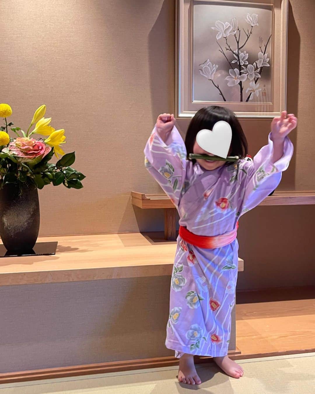 DJ YURiAさんのインスタグラム写真 - (DJ YURiAInstagram)「地元の大好きな月岡温泉。 白玉の湯 泉慶。  やっぱり月岡温泉のお湯が1番好き。 つるつるになる美肌の湯。  今回1番嬉しかったのは、抗がん剤治療をしていた母の髪が生えてきたこと。モンチッチみたいでかわいい。  娘は庭の竹を切ってあげたら、禰󠄀豆子だ！と大喜び。 温泉にも持参🙈  お料理も豪華でした。  三世代での旅行は貴重な機会だなと改めて感じます。みんなの体調が良くなければならないし、仕事のタイミングなどもあるし。こういう機会を大切に重ねていきたいです。  #onsen #温泉 #家族旅行 #地元 #新潟 #月岡温泉 #泉慶」1月6日 17時17分 - djyuria
