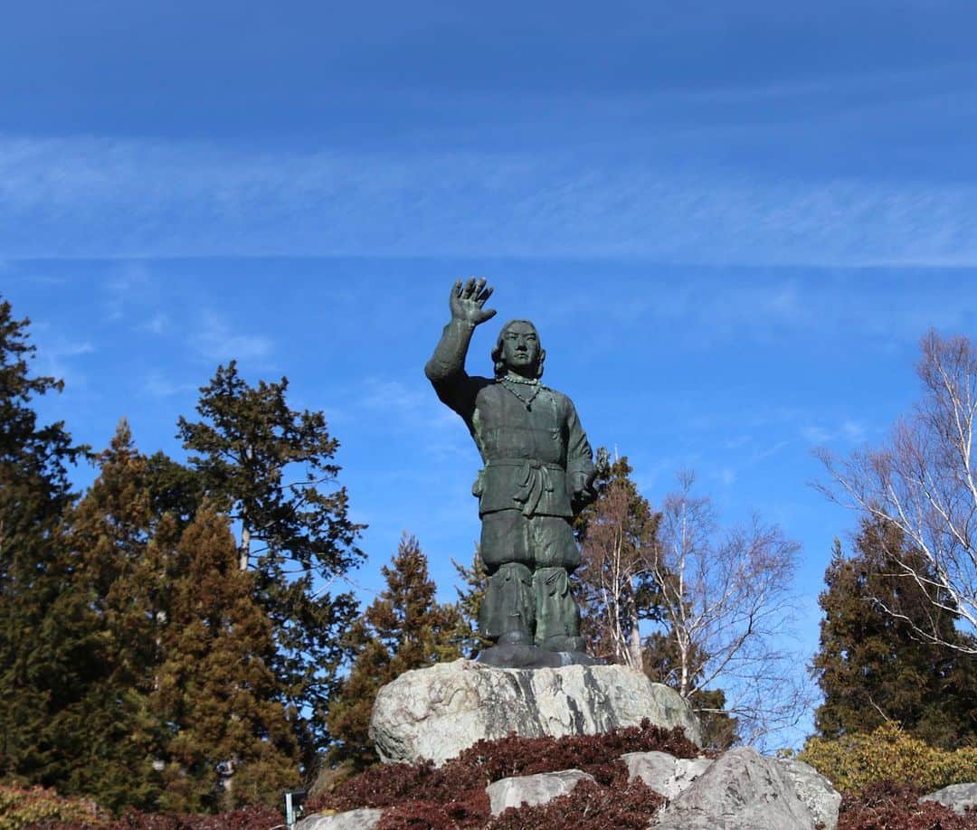 前野えまさんのインスタグラム写真 - (前野えまInstagram)「秩父へ日帰りプチ旅行🚆 三峯神社は毎回行くたびに清々しい気持ちになります。 日本武尊銅像も圧巻でした。 ・ ・ #秩父観光 #三峯神社 #パワースポット #日本武尊銅像 #一粒万倍日 #天赦日 #一粒万倍日と天赦日が重なる日   #chichibu #shrine #powerspot  #sky #skyphotography  #todayssky  #girlportrait #actress #actor #girl #photography #portrait #japanesegirl #portraitphotography #daily_phot_jpn #japan_daytime_view」1月6日 17時36分 - maeno_ema