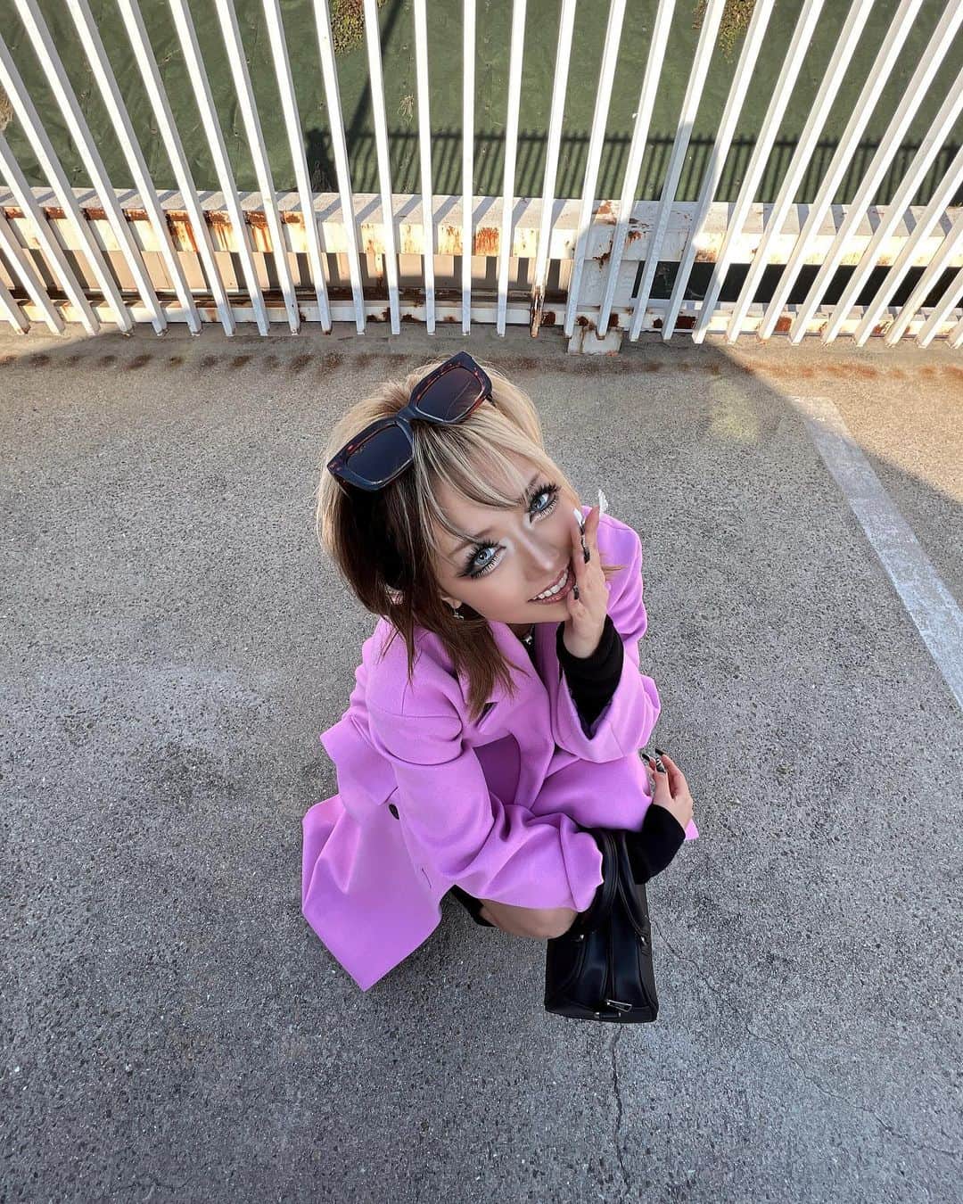 AiRi（前川愛莉）さんのインスタグラム写真 - (AiRi（前川愛莉）Instagram)「. . ランチこーで🍽 珍しくピンクのコート手に入れたから着てみた💘 モノクロよりもカラフルな方が好きやから ついつい衝動買いしてまうww 上目遣いぎゃるもかわいいでしょ?⋆⸜☁️⸝‍⋆ . . . . . #egg #ギャル #ootd #fashion #pink #上目遣い  #ピンクコーデ #ランチ #ブルベ #イエベ  #ツートンカラー #ショートヘア #ことよろ #兎年」1月6日 18時08分 - a12dance07