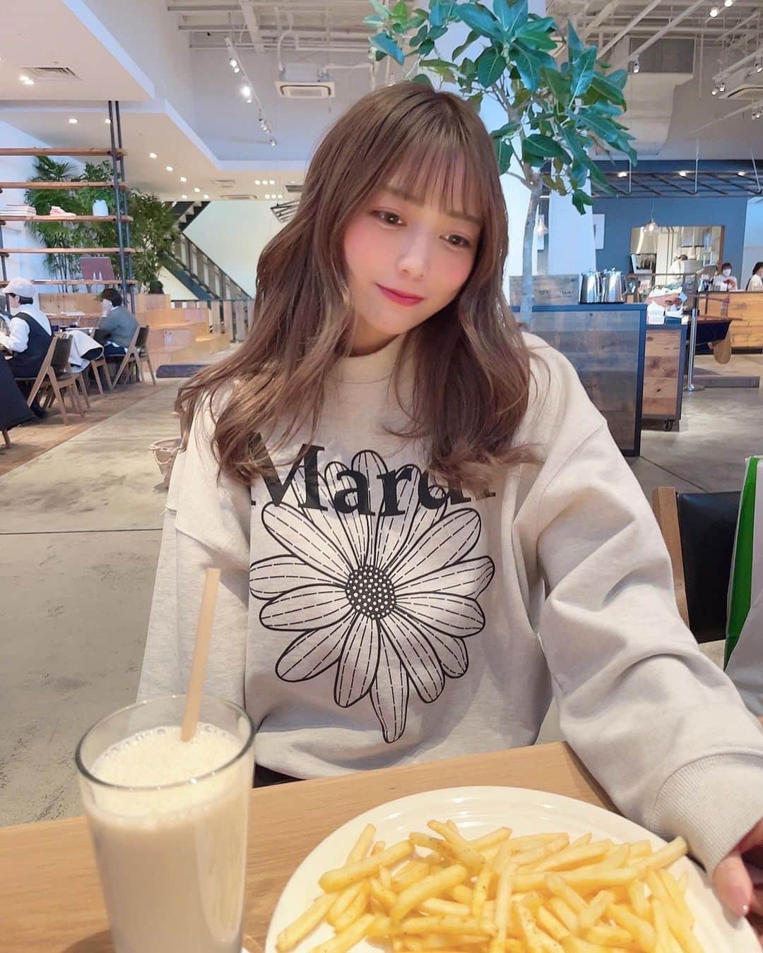 あいりさんのインスタグラム写真 - (あいりInstagram)「Mard iMercredi のトレーナー❤️ おきにいり😙❤️ @mardi_mercredi_japan  . エキスポシティで買い物〜🚗🛍 いろいろ買えてるんるん♪ . ロンハーマンカフェ久々に 行ったけどやっぱ好きだな🥰 . . #ronhermancafe #ronherman #ootd  #mardimercredi #fashion #expocity  #ファッション #マルディメクルディ  #トレーナー #スウェット #韓国ファッション  #大阪カフェ #エキスポシティ #買い物  #ロンハーマンカフェ #カフェ #大阪 #吹田  #instagood #instalike #followme」1月6日 18時12分 - gtamtgat