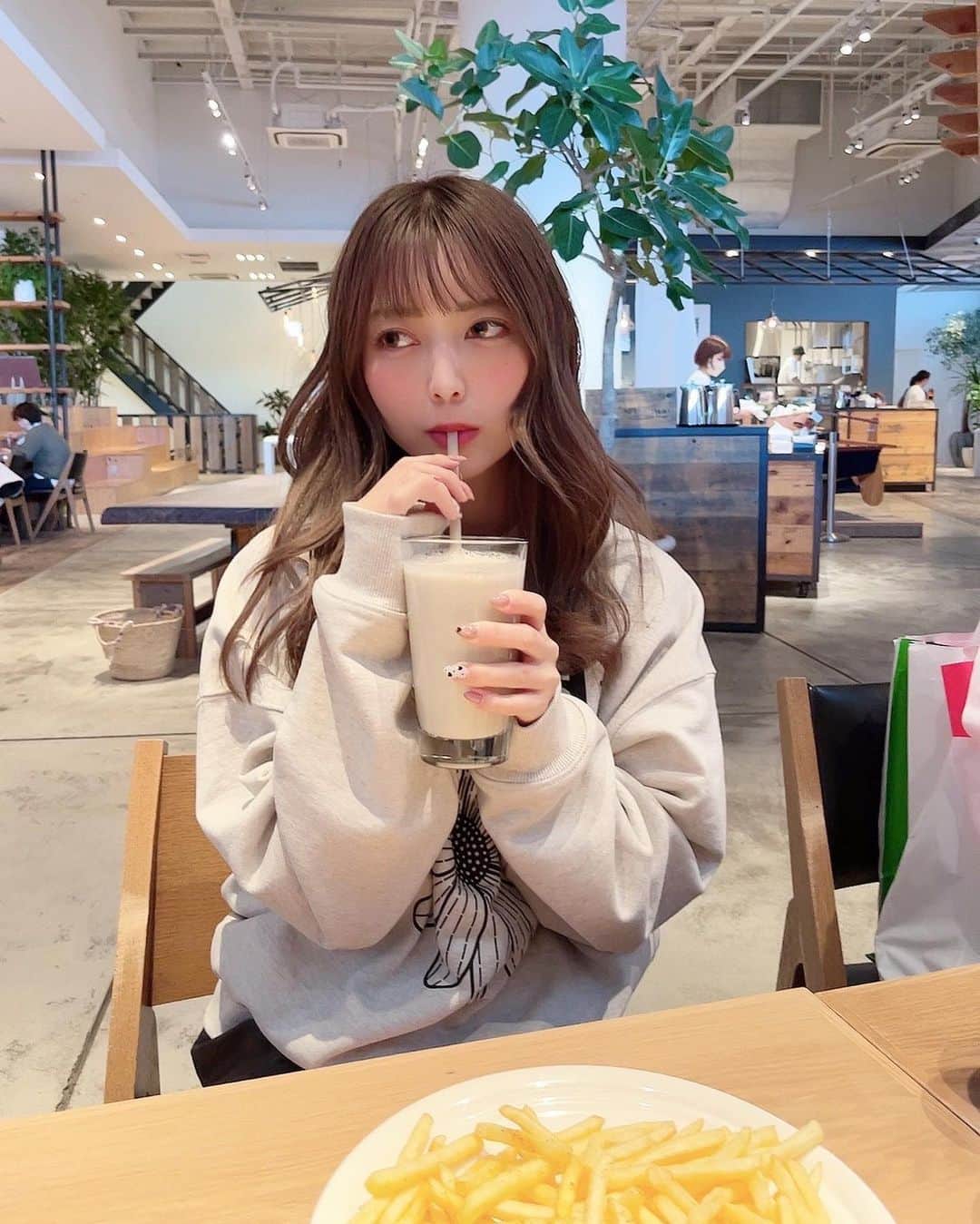 あいりさんのインスタグラム写真 - (あいりInstagram)「Mard iMercredi のトレーナー❤️ おきにいり😙❤️ @mardi_mercredi_japan  . エキスポシティで買い物〜🚗🛍 いろいろ買えてるんるん♪ . ロンハーマンカフェ久々に 行ったけどやっぱ好きだな🥰 . . #ronhermancafe #ronherman #ootd  #mardimercredi #fashion #expocity  #ファッション #マルディメクルディ  #トレーナー #スウェット #韓国ファッション  #大阪カフェ #エキスポシティ #買い物  #ロンハーマンカフェ #カフェ #大阪 #吹田  #instagood #instalike #followme」1月6日 18時12分 - gtamtgat