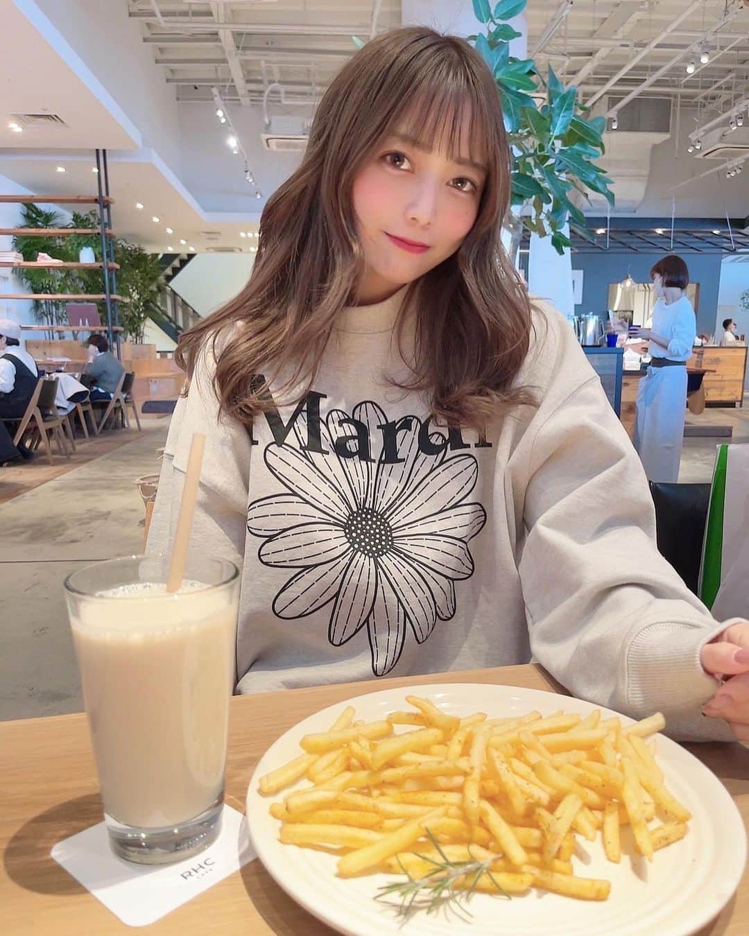 あいりさんのインスタグラム写真 - (あいりInstagram)「Mard iMercredi のトレーナー❤️ おきにいり😙❤️ @mardi_mercredi_japan  . エキスポシティで買い物〜🚗🛍 いろいろ買えてるんるん♪ . ロンハーマンカフェ久々に 行ったけどやっぱ好きだな🥰 . . #ronhermancafe #ronherman #ootd  #mardimercredi #fashion #expocity  #ファッション #マルディメクルディ  #トレーナー #スウェット #韓国ファッション  #大阪カフェ #エキスポシティ #買い物  #ロンハーマンカフェ #カフェ #大阪 #吹田  #instagood #instalike #followme」1月6日 18時12分 - gtamtgat