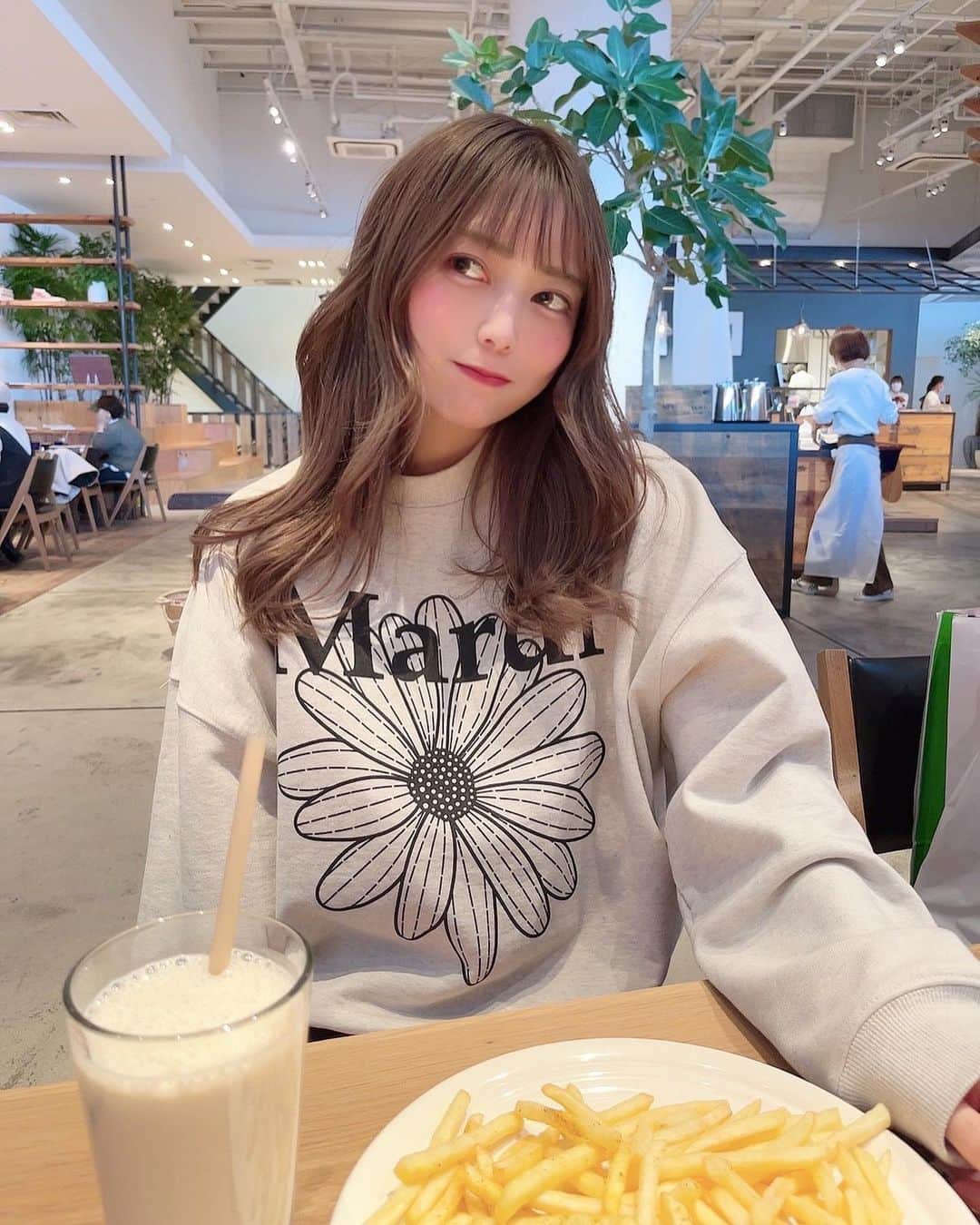 あいりさんのインスタグラム写真 - (あいりInstagram)「Mard iMercredi のトレーナー❤️ おきにいり😙❤️ @mardi_mercredi_japan  . エキスポシティで買い物〜🚗🛍 いろいろ買えてるんるん♪ . ロンハーマンカフェ久々に 行ったけどやっぱ好きだな🥰 . . #ronhermancafe #ronherman #ootd  #mardimercredi #fashion #expocity  #ファッション #マルディメクルディ  #トレーナー #スウェット #韓国ファッション  #大阪カフェ #エキスポシティ #買い物  #ロンハーマンカフェ #カフェ #大阪 #吹田  #instagood #instalike #followme」1月6日 18時12分 - gtamtgat