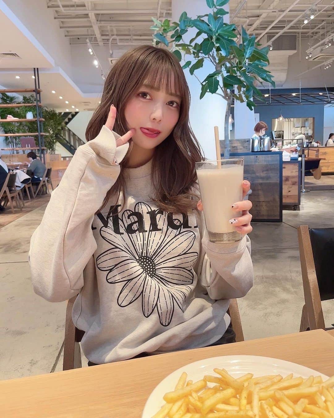あいりさんのインスタグラム写真 - (あいりInstagram)「Mard iMercredi のトレーナー❤️ おきにいり😙❤️ @mardi_mercredi_japan  . エキスポシティで買い物〜🚗🛍 いろいろ買えてるんるん♪ . ロンハーマンカフェ久々に 行ったけどやっぱ好きだな🥰 . . #ronhermancafe #ronherman #ootd  #mardimercredi #fashion #expocity  #ファッション #マルディメクルディ  #トレーナー #スウェット #韓国ファッション  #大阪カフェ #エキスポシティ #買い物  #ロンハーマンカフェ #カフェ #大阪 #吹田  #instagood #instalike #followme」1月6日 18時12分 - gtamtgat