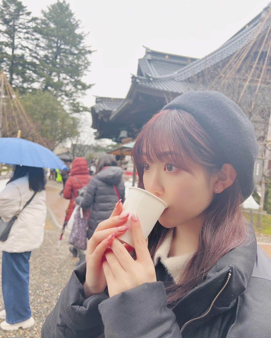 阿部夢梨さんのインスタグラム写真 - (阿部夢梨Instagram)「初詣に尾山神社へ🫧‪ ⁡ 人生初甘酒にベビーカステラ 屋台もしっかり楽しみました♡  ⁡ ⁡ ⁡ ⁡ @eyeprolish11 @_runa928 さんに またまたパリジェンヌラッシュリフト アイブロウwaxをしていただいたのでおめめパッチリ〜 ⁡ いつもありがとうございます♥ 今年もよろしくお願いします✨ ⁡」1月6日 20時30分 - yumeri_abe.official