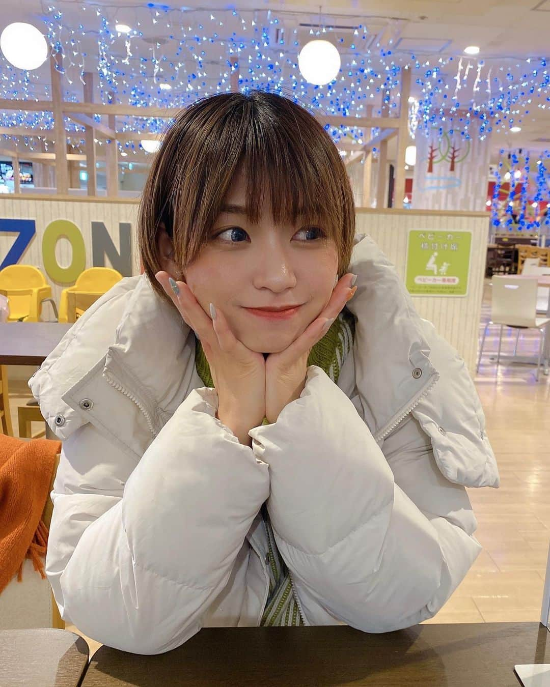 小坂田純奈さんのインスタグラム写真 - (小坂田純奈Instagram)「懐かしのイオンのフドコ😂 地元で遊ぶ時はだいたいここでだべる(笑)  久しぶりに行ったらめちゃくちゃ変わっててびっくりした！(笑)  #釧路観光 #釧路 #イオン釧路店 #ショート女子 #彼女感 #釧路市」1月6日 21時48分 - official_junata