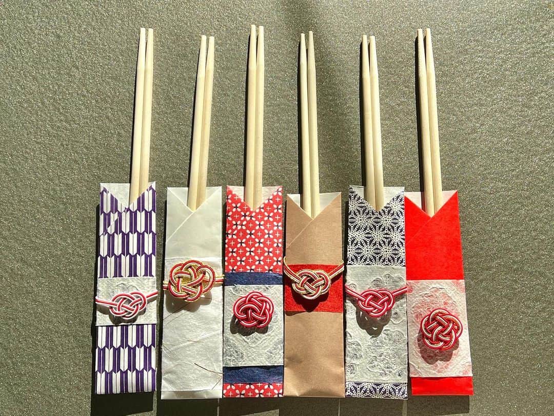 宮崎瑠依さんのインスタグラム写真 - (宮崎瑠依Instagram)「今年はお正月に使う#祝箸 の箸袋を手作りしてみました。  水引と和紙を買ってきて、見様見真似でやってみたのですが、我ながら上手く作れて大満足です😛✨w  お正月、親戚で集まったり友人が遊びにきてくれたときにテーブルに並べると華やかになって、とても好評でした🫶🏻  クリスマス前から可愛い祝箸をずっと探してたのですが、なかなかなくて。 だったら作ってみよう！と、やってみたら楽しくてw ハマってしまい、作り過ぎた😏笑  もうちょっと勉強して贈り物にできるくらい上手になりたいな。 今年の目標が一つ増えました☺️  #箸袋 #祝箸 #祝い箸 #水引 #手作り祝箸 #暇がバレる w」1月7日 9時48分 - ruimiyazaki