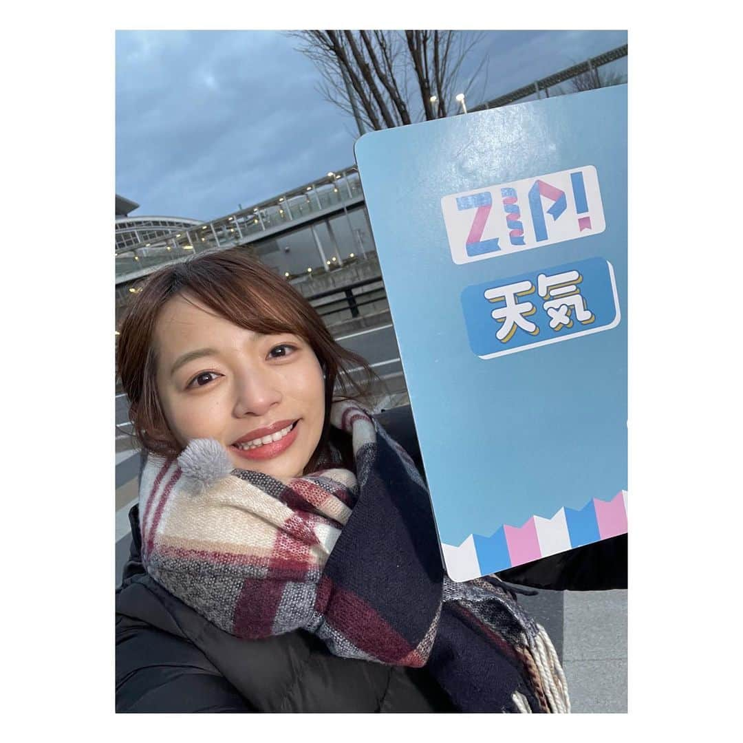 阿部芳美さんのインスタグラム写真 - (阿部芳美Instagram)「あけましておめでとうございます✨ 昨日が年明け最初のZIP!でした！ さ、さむかったー🥶🌅笑  仕事始めは1/4のストライク! スタジオはお正月飾りがいっぱいでした🎍 まだまだお正月気分が抜けませんが、気を引き締めて頑張ります🔥  2023年もいっぱい笑っていっぱい食べて…😂 素敵な年にしたいと思います。  皆さんにとっても良い年になりますように！ 本年もどうぞよろしくお願いいたします🙋‍♀️🙋‍♀️🎤  #阿部芳美 #むぎ はずっとコタツでゴロゴロしていました🐕笑」1月7日 10時26分 - yoshimi_abe0410