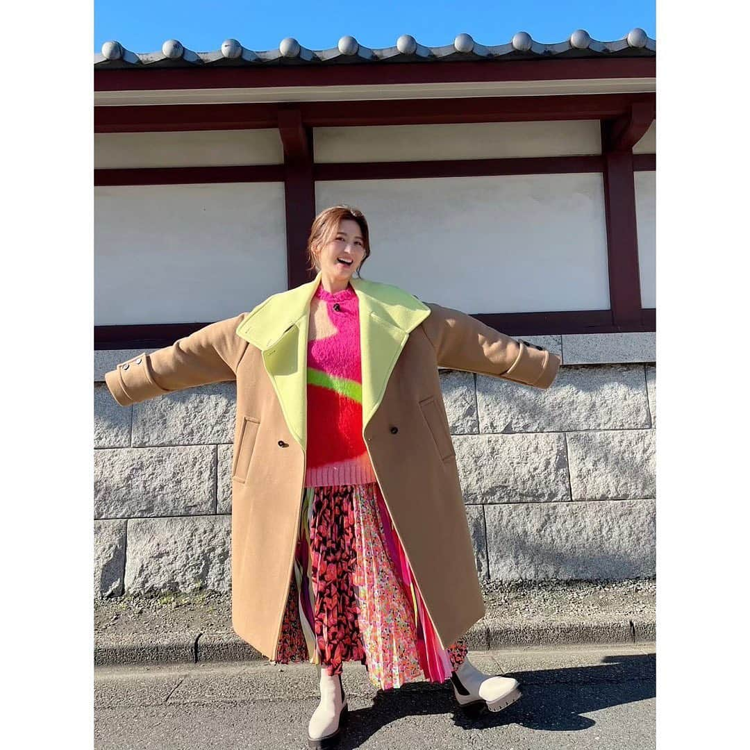 宇賀なつみさんのインスタグラム写真 - (宇賀なつみInstagram)「.  今年最初の【土曜はナニする⁉︎】 いきなり朝さんぽから始まりましたが、いかがでしたか？  川崎大師は馴染みのある場所だったので、 嬉しくてウキウキしておりました。  衣装もなんだか派手‼︎ 大好きな色に包まれて幸せ〜〜 袖が長かったから、写真もアレでしたね(^^)  今年も楽しい土曜日の朝をお届けしていきますので、 よろしくお願いいたします♡  coat knit skirt @msgm jewelry @vendomeboutique_official @vendomeaoyama_official shoes @himiko_shoes  #土曜はナニする  #宇賀なつみのてくてく朝さんぽ  #関西テレビ #フジテレビ #宇賀なつみ」1月7日 11時18分 - natsumi_uga