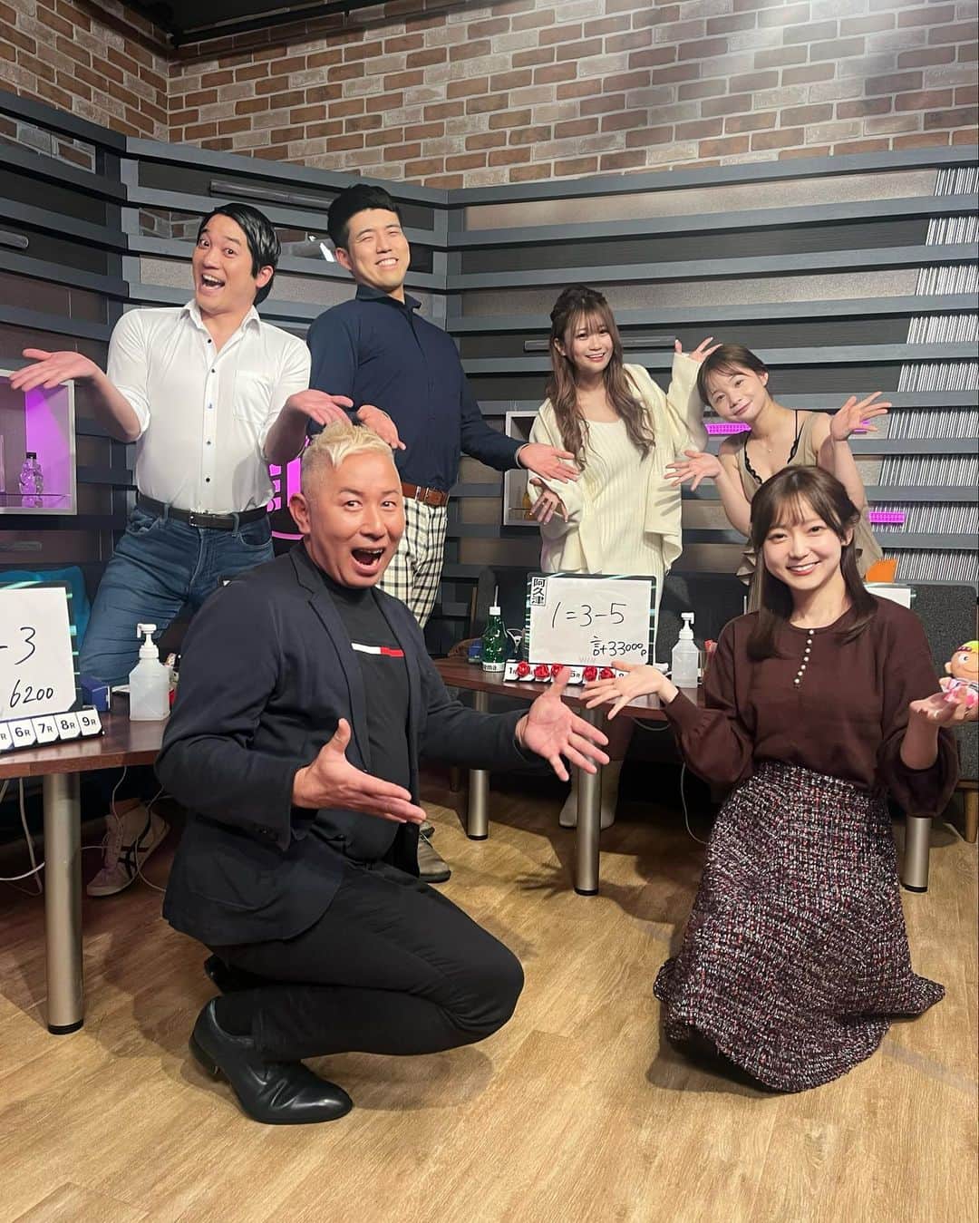 阿久津真央さんのインスタグラム写真 - (阿久津真央Instagram)「ウィンチケットミッドナイト競輪 ご視聴ありがとうございました🚴‍♀️🌙  昨日が仕事始めでした🙋‍♀️✨ 半分以上的中したけど最後の9Rが 悔しかったぁぁぁ🥺ゔぅ  そしてまたまた まなまおコンビでした👭💓嬉し♬  @official_winticket_abema   #チャーリーズエンジェル 笑 #競輪 #abema #グラビア」1月7日 11時39分 - akutsumao