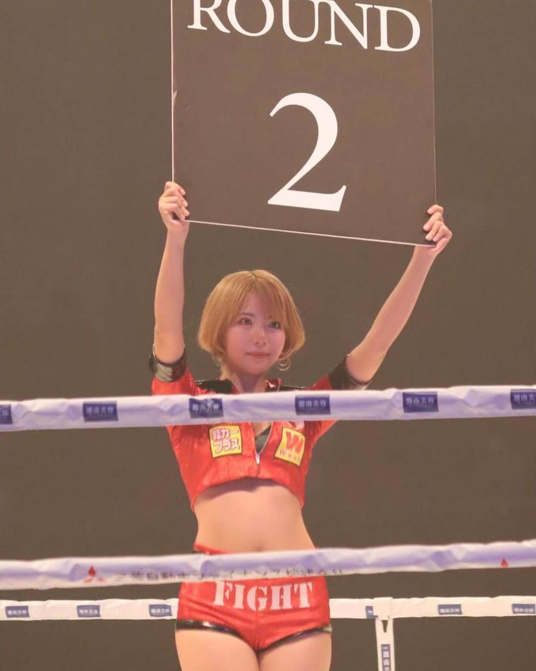 佐々木萌香さんのインスタグラム写真 - (佐々木萌香Instagram)「.  " 3150 FIGHT vol.4 🥊🔥"  色んな試合を間近で見させて頂けて 大興奮でした🫣🔥🔥  痺れる試合が沢山ありましたね！  たくさんのお客様のご来場、 ありがとうございました〜っ  あけましてボクシング 楽しかったですかー？  今年初めてラウンドガールとして活動しましたが 一年楽しかったです🔥🥊 3150なメンバーでラウンドガールできて しあわせだな〜って改めて感じました🥊🔥  今後もっともっと興行が大きくなっていけるよう 萌香も盛り上げて頑張っていきます！  次はなんと！！！ 3150 FIGHT vol.5 東京 代々木体育館　4/16  東京で開催とはびっくりです🫢  次の開催もたのしみです  Abemaで無料見逃し配信放送してます 萌香のラウンドガール姿もみれます〜  この日限りの金髪もえかを是非見てねー  #3150FIGHT #3150GIRLS #ラウンドガール #亀田興毅 さん　#ボクシング #佐々木萌香」1月7日 12時13分 - moeka_sasaki