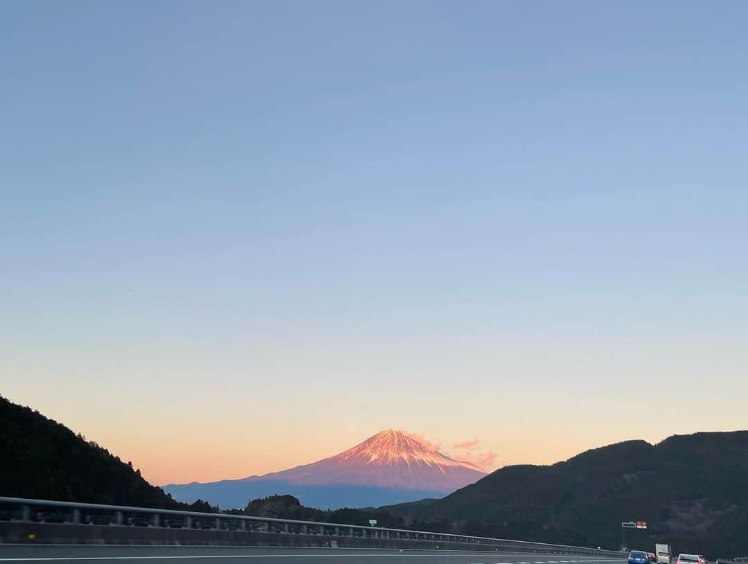 鈴木愛理さんのインスタグラム写真 - (鈴木愛理Instagram)「✴︎  お正月は家族でゆっくり過ごせました☺️✨  実家で過ごしたり、伊豆に行ったり、岐阜にも帰ったり。  とても天気の良い日が続いて、幸せハッピーでした！！！  with富士山な写真たち🗻☀︎ 縁起が良さそうな青空☁️  #弟カメラ　  #お正月はがっつり休もうという愛理チームの決まり #パワーチャージしたので今年も突っ走ります！  #そしてしばらくは飯テロな投稿続くかもです笑」1月7日 12時14分 - airisuzuki_official_uf