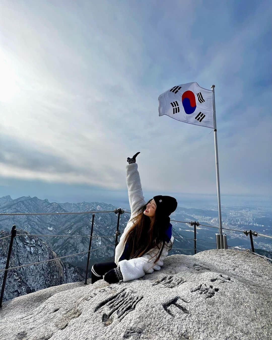 パク・ソヨンさんのインスタグラム写真 - (パク・ソヨンInstagram)「뉴~~~~~~~~요오올ㄱ!!! 아니고  북한사아~~~~안!!!⛰️🏔️🤍 소싯적 산 잘타던 또영이는 어디가고 ㅎ 귓구멍에서 심장이 펄떡펄떡 뛰어서 네발로 기어간 나 (사실 아이젠 없어서 무섭) ｦヲｦヲｦヲｦヲｦ 그래도 경치가 좋아서 막혔던 가슴이 잠시나마 뻥 뚫렸다!!!!!!  북한산 백운대 정상 찍고 냥이도 실컷보고 갑니다💕 다들  즐 주말>_<!!  . . . #북한산 #백운대 #북한산백운대 #북한산국립공원 #등산스타그램 #등산하는여자 #등산복 #등산패션 #겨울등산 #등린이」1月7日 13時10分 - ssovely1024