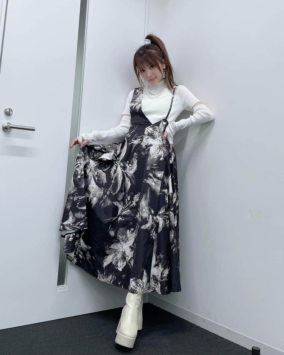 田中れいなさんのインスタグラム写真 - (田中れいなInstagram)「. きのうのアベマの衣装です💙 すごいスカートが綺麗に撮れた📸✨  服はrienda 靴はJEANASISです♡ この服かわいすぎる🥹💕 ・‥…━━━☞・‥…━━━☞ #れーなこーで #リエンダ #rienda #ジーナシス #JEANASIS」1月7日 13時15分 - tanakareina.lovendor