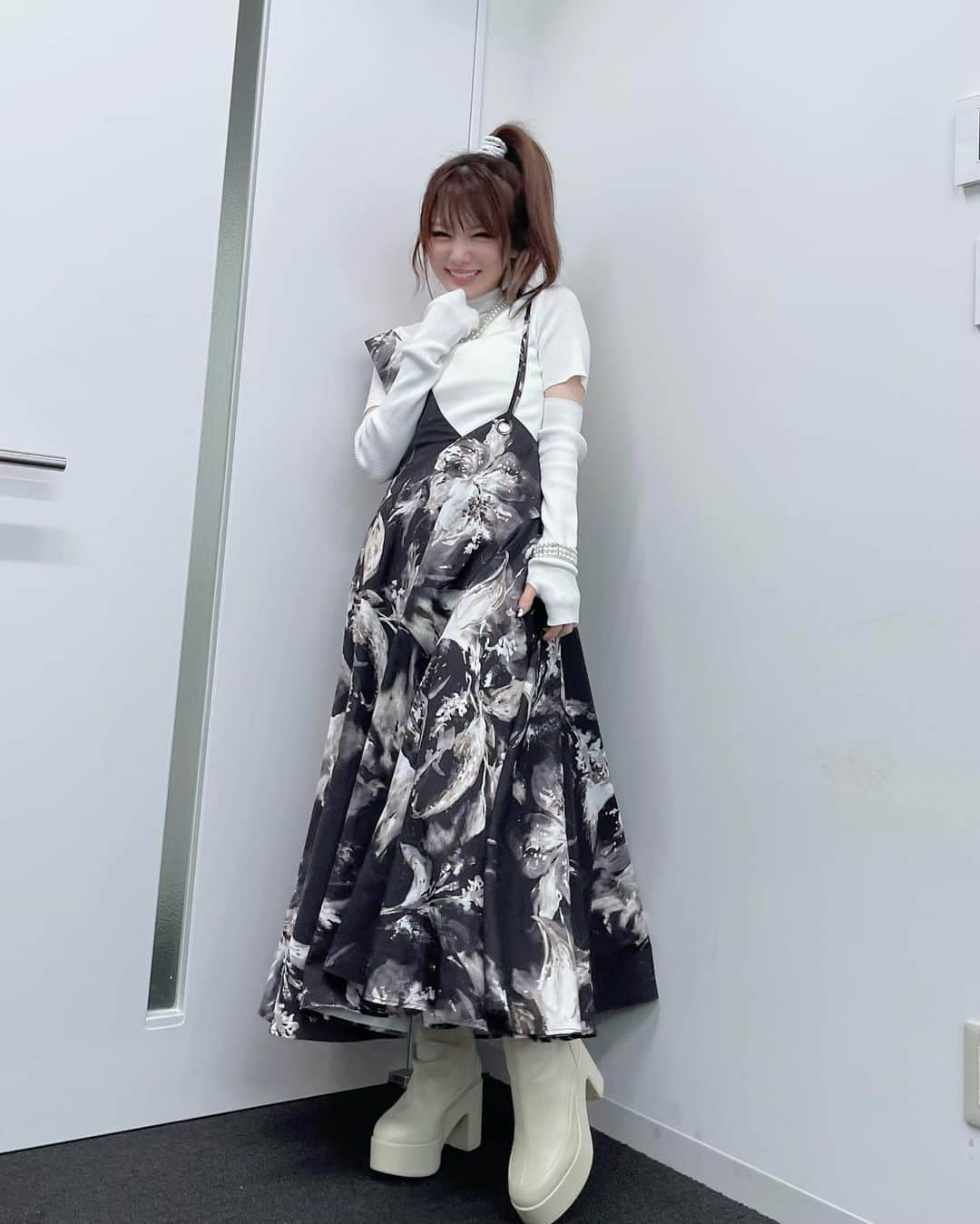 田中れいなさんのインスタグラム写真 - (田中れいなInstagram)「. きのうのアベマの衣装です💙 すごいスカートが綺麗に撮れた📸✨  服はrienda 靴はJEANASISです♡ この服かわいすぎる🥹💕 ・‥…━━━☞・‥…━━━☞ #れーなこーで #リエンダ #rienda #ジーナシス #JEANASIS」1月7日 13時15分 - tanakareina.lovendor