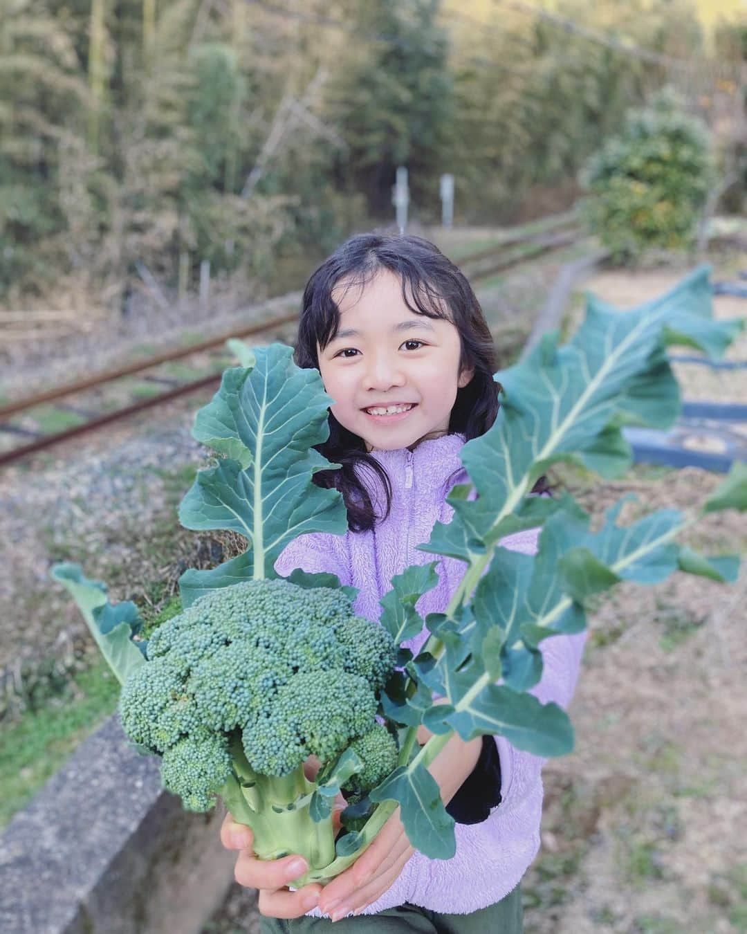 浅田芭路さんのインスタグラム写真 - (浅田芭路Instagram)「. 冬休みの思い出 九州のじいじの畑で、野菜の収穫をしました❗️ ブロッコリー、大根、じゃがいも、 レモンやきんかんも🍋🍋 久しぶりに畑に行けて、とっても楽しかったです☺️ 収穫した野菜を、さっそく送ってくれたので、たくさん食べようと思います🥕🥔✨  #野菜大好き #とれたて野菜  #冬休み #浅田芭路」1月7日 13時23分 - asada_halo__official