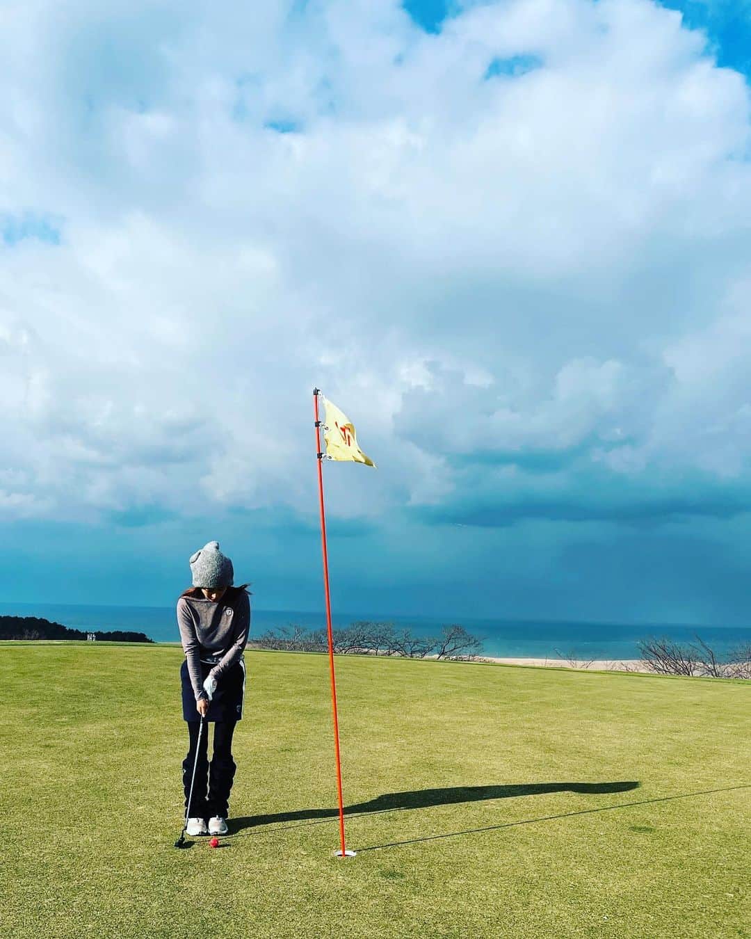 瀧本美織さんのインスタグラム写真 - (瀧本美織Instagram)「⛳️ 父と念願のゴルフ。 私はウエアから入るタイプです👼🏻←大事！笑  @zoygolf あったかくて可愛い♡  思い出深いコースデビューとなりました！ お父さんありがと😚   #golf」1月7日 15時01分 - mioritakimoto_official