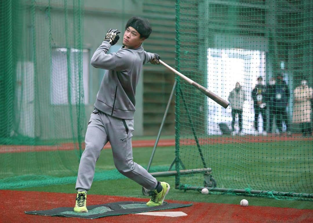 阪神タイガースさんのインスタグラム写真 - (阪神タイガースInstagram)「#佐藤輝明 選手が、母校の近畿大学で自主トレ公開を行いました！ #佐藤輝明 選手 #自主トレ公開  #阪神タイガース  #ARE」1月7日 15時26分 - hanshintigers_official