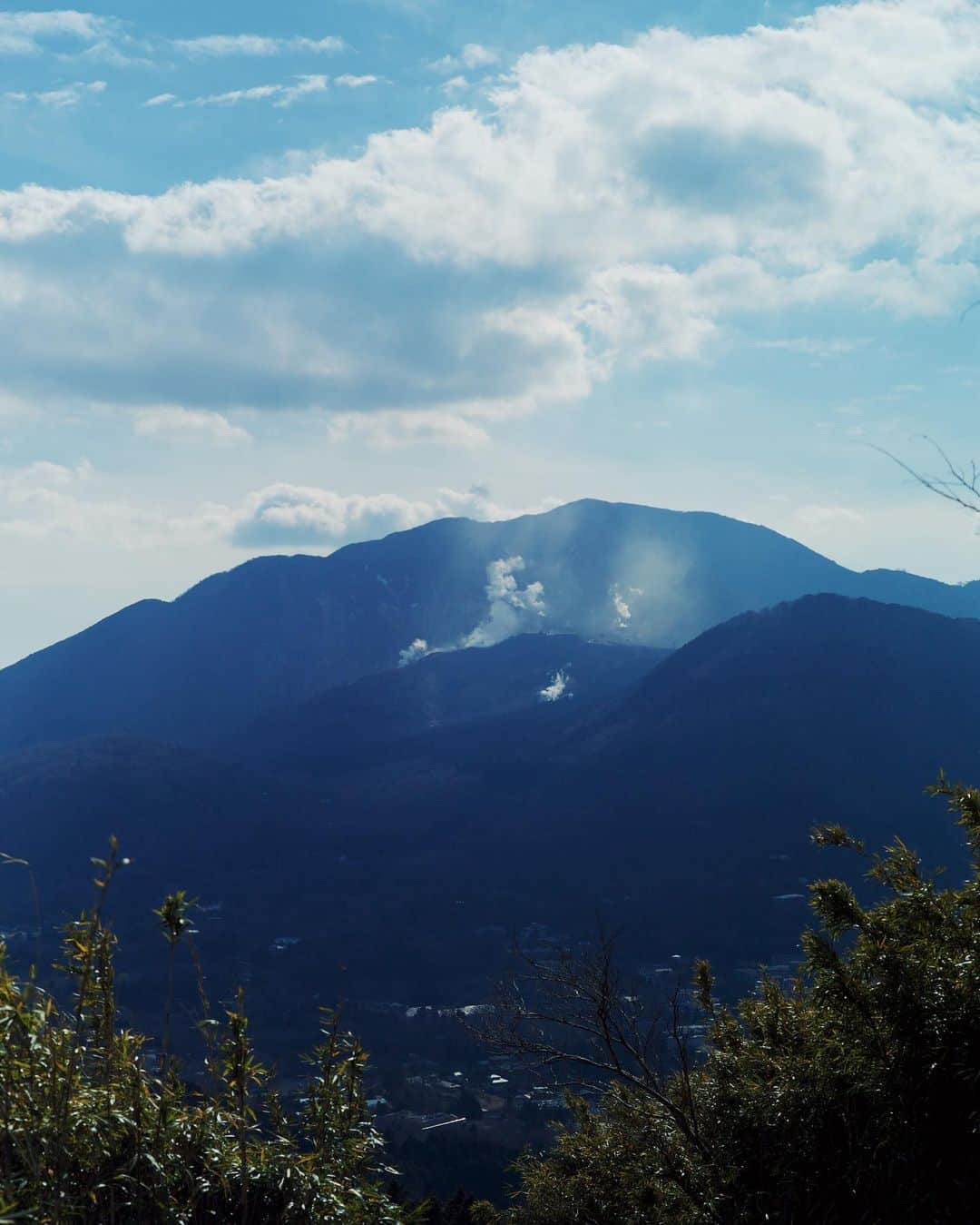 高山都さんのインスタグラム写真 - (高山都Instagram)「登りはじめ2023 今日は1年ぶりの金時山に。　 思い立って即！の夫の行動力さすが。 自分の中に増えた登山という趣味、登るたびに楽しみ方が分かってきました。 無心で登り、山頂で緩み、また無心で下る。 ふたりで色んなこと喋りながら、緑や土や風の匂いを全身で感じて気持ちよかったー。  tops @patagoniajp  pants & outer & back pack  @thenorthfacejp  shoes @hoka_japan  knit cap @danskin_japan  sunglasses @eyevol_official   今日はこのまま温泉宿に来ています。 ゆっくりお風呂入って、ダラダラしちゃおー。  #安井家の外遊び #leicam9」1月7日 16時21分 - miyare38