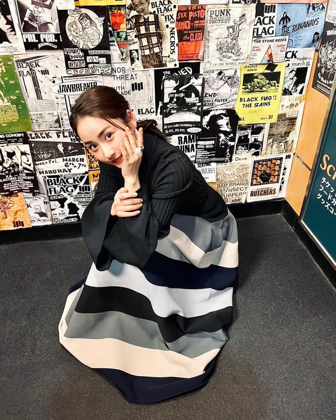 平祐奈さんのインスタグラム写真 - (平祐奈Instagram)「🦆🖤🤍 お餅食べ過ぎマンに負けないくらい私もお正月しーっかり 蓄えちゃったので頑張って燃焼しなくちゃ。。。😮‍💨  うさぎさんみたいにぴょんぴょん飛んでたら痩せるとか 手っ取り早い方法ないんかな…🐇笑  tops,skirt : @cfcl_official  shoes : @acnestudios  accessory : @e.m.__official  Styled by @limleanlee  Hair&make by @atsushi_hm」1月7日 16時54分 - yunataira_official