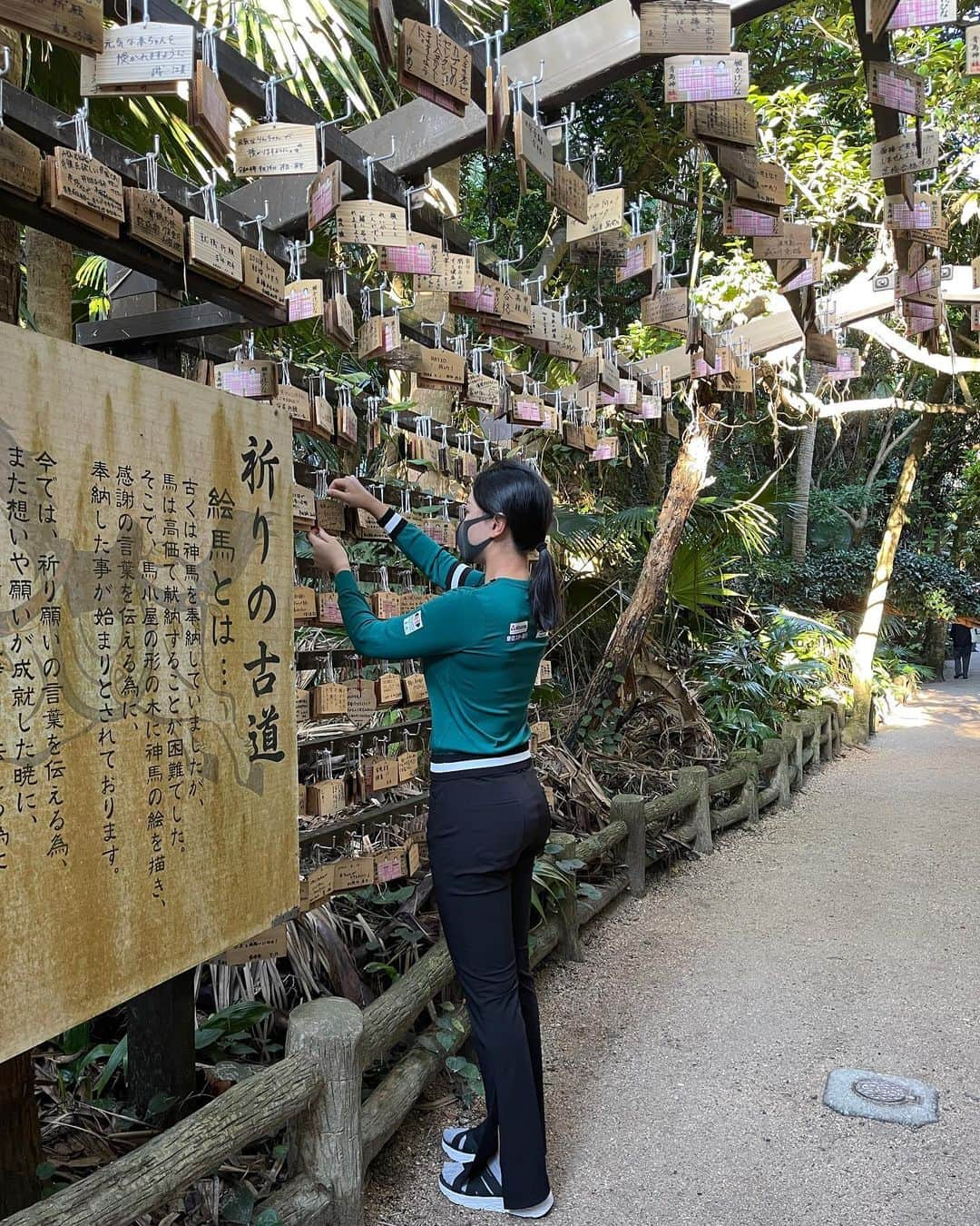 セキユウティンさんのインスタグラム写真 - (セキユウティンInstagram)「在青岛神社祈福，要贡上精心挑选的贝壳、和小狗一只。」1月7日 18時00分 - shi_yuting35