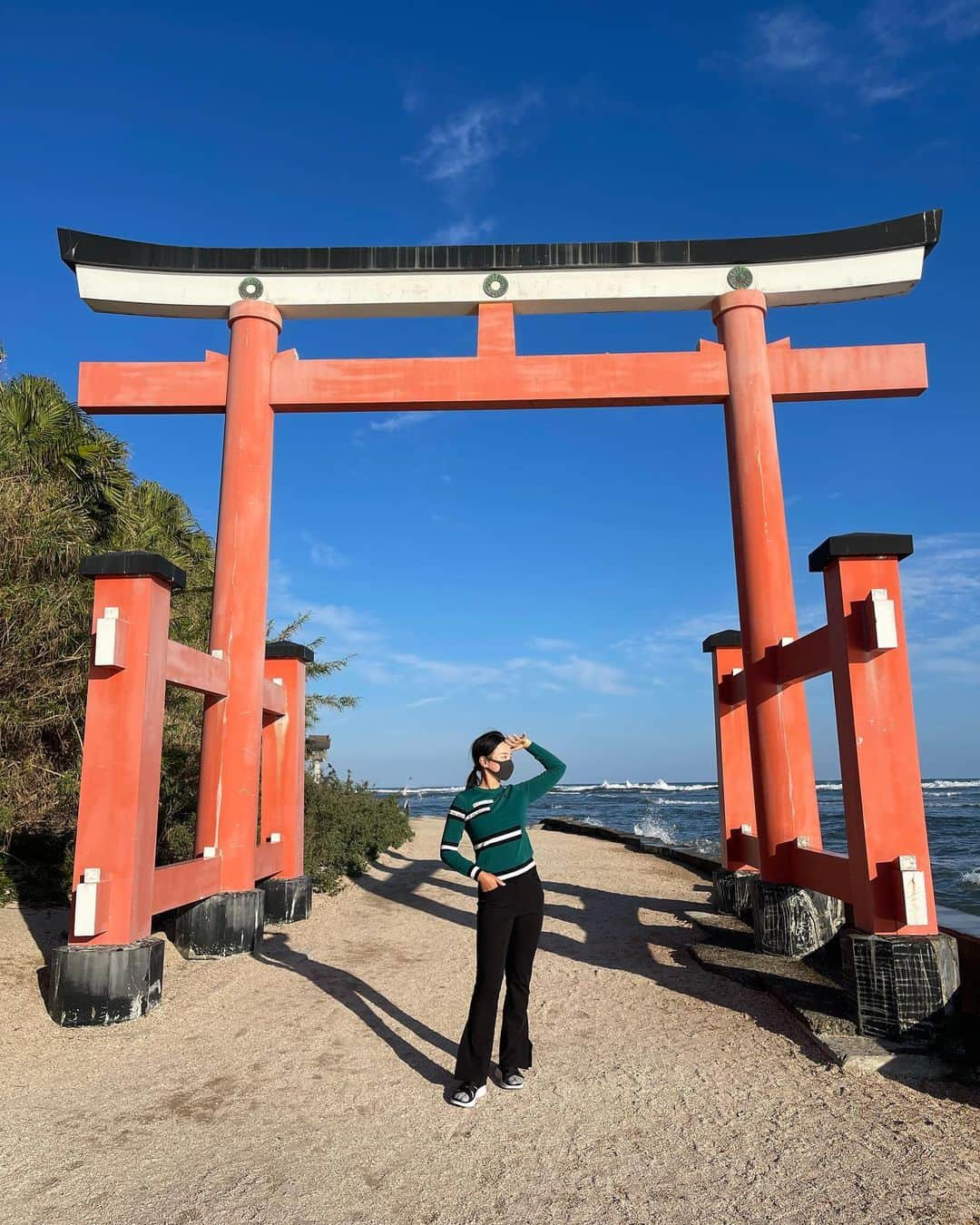 セキユウティンさんのインスタグラム写真 - (セキユウティンInstagram)「在青岛神社祈福，要贡上精心挑选的贝壳、和小狗一只。」1月7日 18時00分 - shi_yuting35