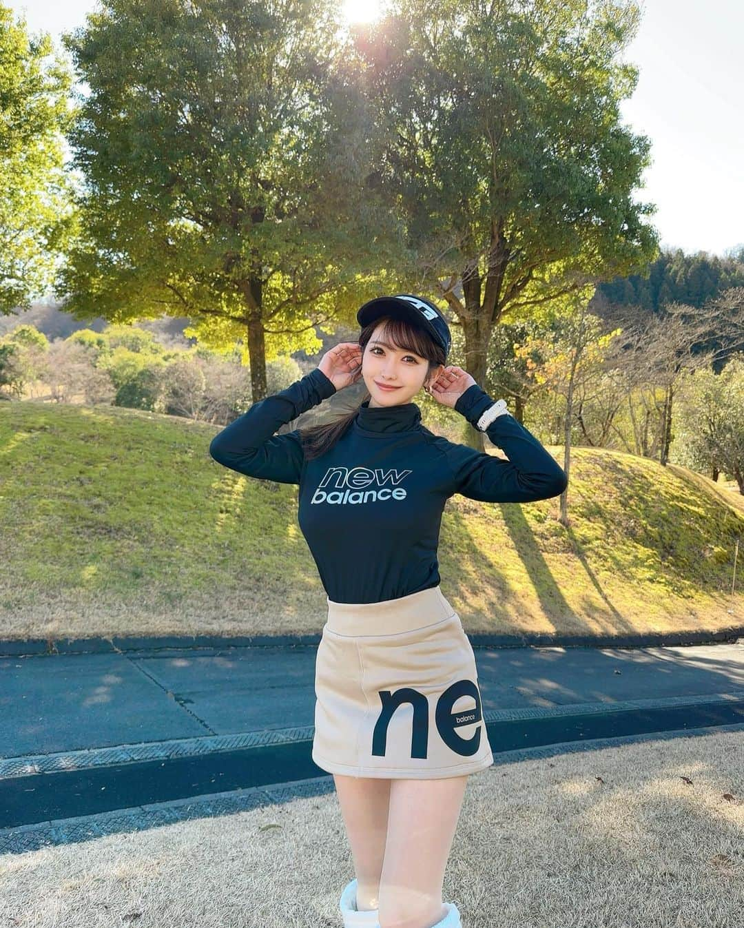 MAYUさんのインスタグラム写真 - (MAYUInstagram)「. 3連休だね〜！✨ . 明日はゴルフ⛳️ 2週間ぶりだから何だかどきどきする。。🥺 . 今日練習しようかな〜と思ってたけど なんだかんだお家でゴロゴロしてしまったよ🥱🌿 . 写真はお気に入りの @newbalancegolf_japan 着た時の🖤 スカートのサイズ感がかわいくて好き🖤 . . #ゴルフ女子#ゴルフ#ゴルフウェア#ゴルフコーデ#ニューバランス#ニューバランスゴルフ#メイプルポイントゴルフクラブ #golf#golfstagram#golflife#golfaddict#golfcourse#golfclub#golfday#newbalance#newbalancegolf#japan#japanesegirl」1月7日 18時26分 - mayu.kina_golf