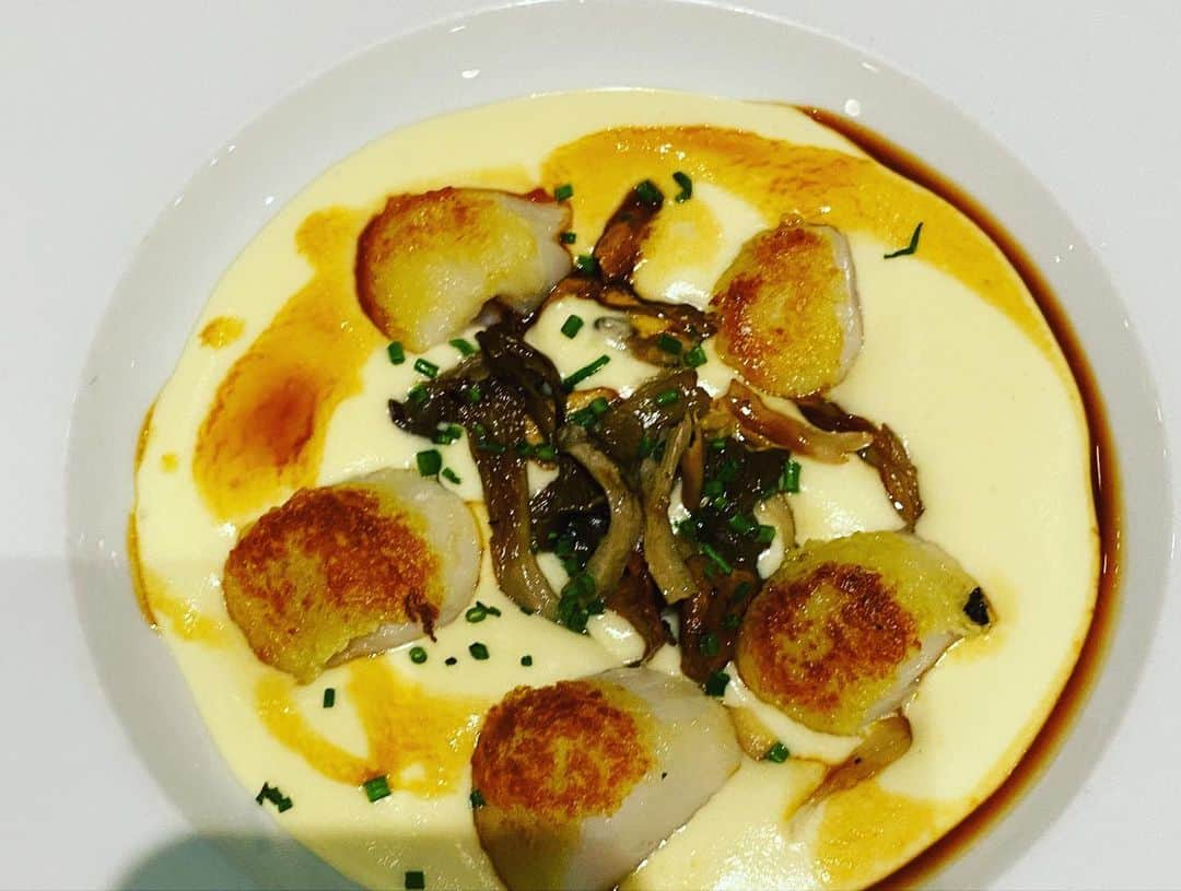 秋元玲奈さんのインスタグラム写真 - (秋元玲奈Instagram)「今回の旅の目的の一つ「食」。 「パリで美味しいものが食べたい！」という私のリクエストのもと、子連れでも大丈夫そうなお店をパパが探してくれました。 エスカルゴとホタテのローストそしてワイン、、、 染みる😭  #paris #brasserie」1月7日 18時53分 - rena_akimoto