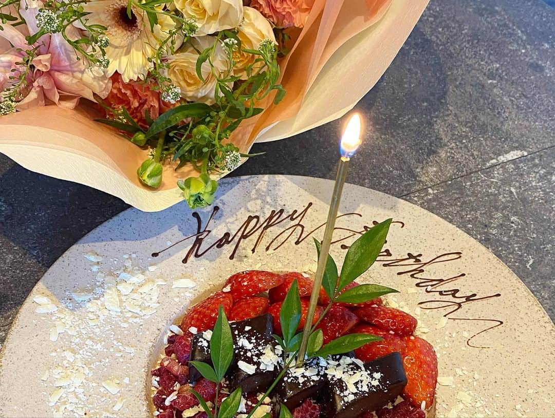 森山紗希さんのインスタグラム写真 - (森山紗希Instagram)「ありさのバースデーをお祝いしました♡  新年からみんなに会えて幸せ！ 変わらず2023年もよろしくね☺️  #birthday  #誕生日プレゼント  #誕生日  #誕生日プレート」1月7日 19時04分 - morisaki0404