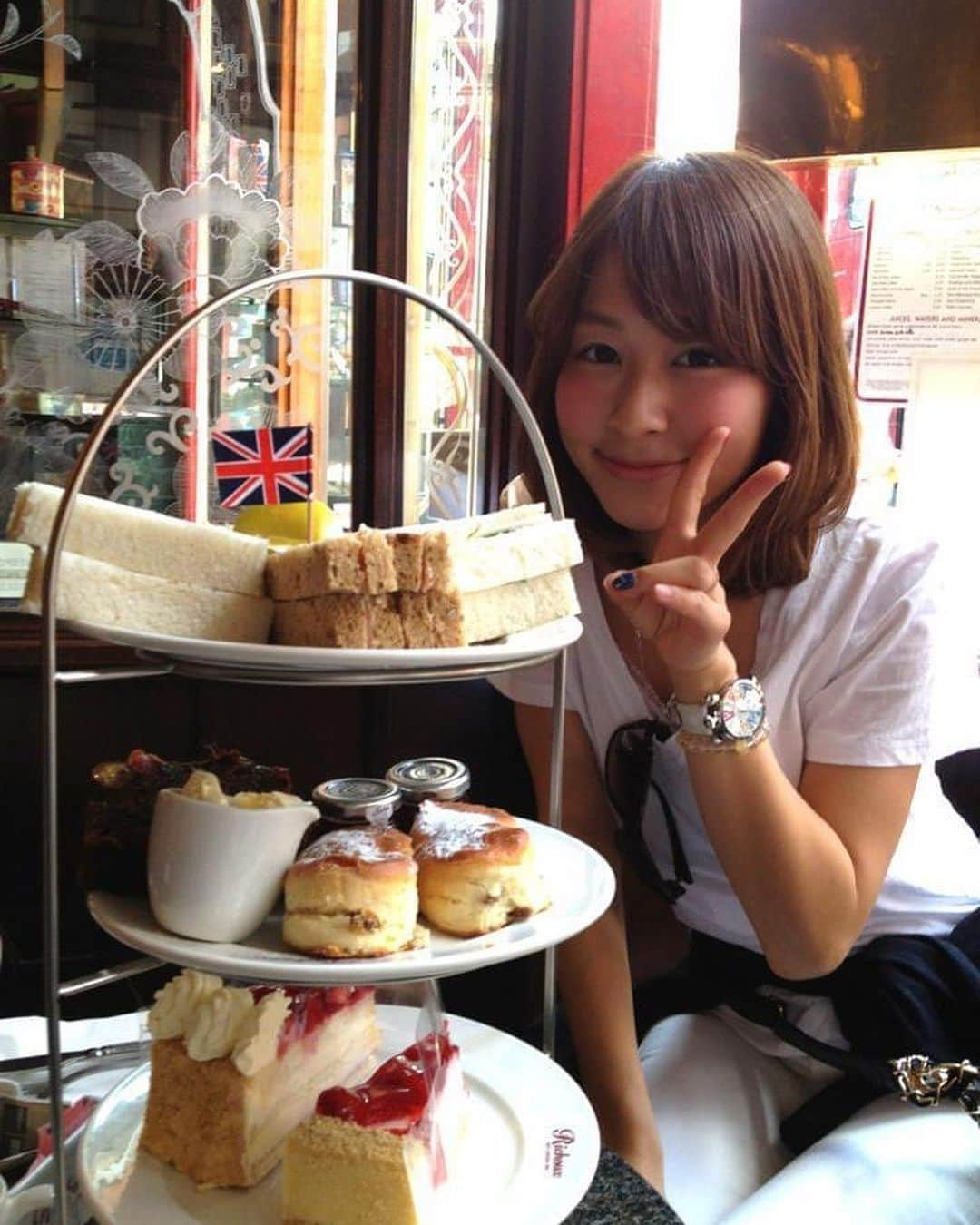 権田裕美さんのインスタグラム写真 - (権田裕美Instagram)「. みなさん #🇬🇧 マークありがとうございました😆 冬休み投稿もう少しお付き合いください♪  パリからロンドンに移動し、年越しからのんびり過ごすことができました✨ ロンドン五輪以来11年ぶりの再来です♪ 記憶を辿りながら懐かしさでいっぱいの街並みでした✨ (10枚目はロンドン五輪時の写真です📷) . . . . ... #ロンドン#ロンドン旅行#ロンドン五輪#ビッグベン#バッキンガム宮殿#ロンドンバス#London#london🇬🇧#BuckinghamPalace#Buckingham#bigben#londoncity#ロンドンバス#権田裕美#息子カメラ」1月7日 19時32分 - yumigonda