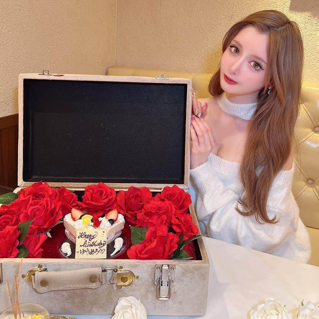 ゆうめろさんのインスタグラム写真 - (ゆうめろInstagram)「・ ・ 誕生日プレート可愛かった🌹✨ 1月9日で22歳って早いなあ♡🙏 1年間あっという間だった😳 ・ #誕生日プレゼント #カスケード銀座  #誕生日サプライズ」1月7日 20時02分 - yk.o0