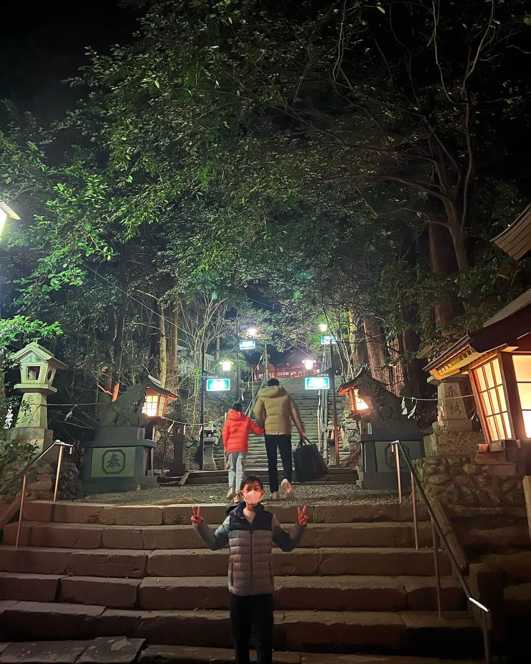 甘糟記子さんのインスタグラム写真 - (甘糟記子Instagram)「高千穂神社の夜神楽！  8時スタートですが、7時までならネット予約できます。 小学生まで無料、大人は1000円。  夜に神社に行くことって初詣くらいしか無いので、なんか新鮮。  1時間くらいの夜神楽ですが、子供達も一緒に楽しめました(o^^o)  神社からホテルまでの道には街灯もあって良い夜散歩(๑>◡<๑)  途中、私がこの旅で1番残念なものを見つけてしまった！！  大好きで毎年取り寄せてるマロンハウスの栗きんとんのアンテナショップが目の前に！！  え、え、 そういえば宮崎のお店だった、、、  こんなとこにアンテナショップあるとは〜（涙）  次の日の出発が早い予定だったので、今回の旅では行けず、、、  本当に残念すぎる、、  これはまた高千穂に行かなくてはですよね（笑）  ホテルに戻ってから子供達は泡風呂にしてビールで乾杯風（笑）  ちゃんと温まって疲れをとりました〜\(//∇//)\  #甘糟旅行九州#甘糟旅行#高千穂#高千穂神社#夜神楽#夜の神社#泡風呂#マロンハウス#栗きんとん#後悔#行きたかった#結構ショック」1月7日 20時37分 - norihey924