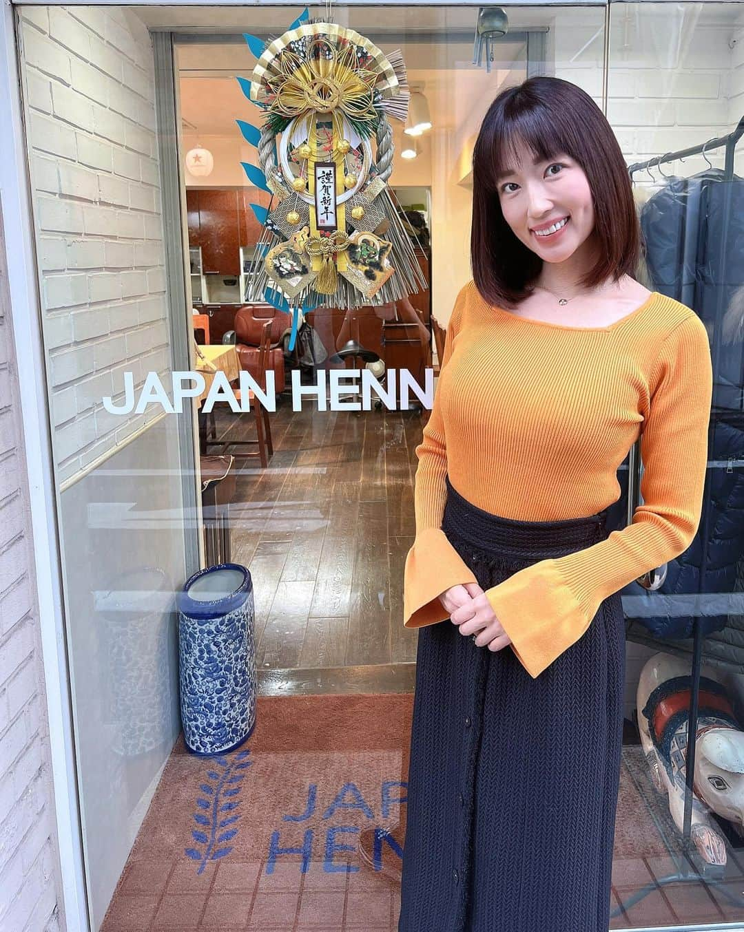 庄司ゆうこさんのインスタグラム写真 - (庄司ゆうこInstagram)「@japanhenna_official ジャパンヘナで8回目のヘナトリートメント🧡 今回もサラサラ、ツルツルヘアーになったぁ🧡 色は変えたくなかったのでクリアにしました✨白髪染めも出来るから一石二鳥🥺そしてスタッフさん2人掛かりでやってくれるからすぐに終わる🤗時間のない私には最高🌟 また来月も行きますっ❣️ #ジャパンヘナ#トリートメント#髪の毛#髪質改善 #髪サラサラ#艶々#japanhenna#ヘナカラー#ヘナ体験#美容院#pr#ヘナトリートメント#アーユルヴェーダ#ヘアケア#恵比寿#美容好きな人と繋がりたい」1月7日 21時06分 - yuko.shoji