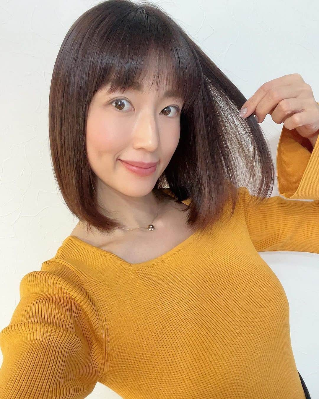 庄司ゆうこさんのインスタグラム写真 - (庄司ゆうこInstagram)「@japanhenna_official ジャパンヘナで8回目のヘナトリートメント🧡 今回もサラサラ、ツルツルヘアーになったぁ🧡 色は変えたくなかったのでクリアにしました✨白髪染めも出来るから一石二鳥🥺そしてスタッフさん2人掛かりでやってくれるからすぐに終わる🤗時間のない私には最高🌟 また来月も行きますっ❣️ #ジャパンヘナ#トリートメント#髪の毛#髪質改善 #髪サラサラ#艶々#japanhenna#ヘナカラー#ヘナ体験#美容院#pr#ヘナトリートメント#アーユルヴェーダ#ヘアケア#恵比寿#美容好きな人と繋がりたい」1月7日 21時06分 - yuko.shoji