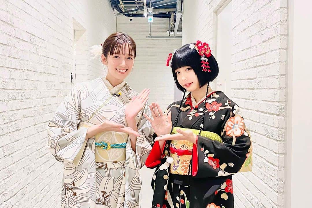 佐藤栞里さんのインスタグラム写真 - (佐藤栞里Instagram)「. 三連休いかがお過ごしですか？ 私はまだお正月休みを満喫中です🍶 ザ・世界仰天ニュースの収録で 振袖を着させてもらいまして チョコプラ兄ちゃんたち、 そして可愛いあのちゃんと☺️🎍 なんて絵になる方たちなんでしょう〜〜 今年もたくさん、一緒に写真が撮れますように☺︎☺︎☺︎☺︎ #振袖へのご質問たくさんありがとうございます #タグ付けますね🐰」1月7日 21時54分 - satoshiori727