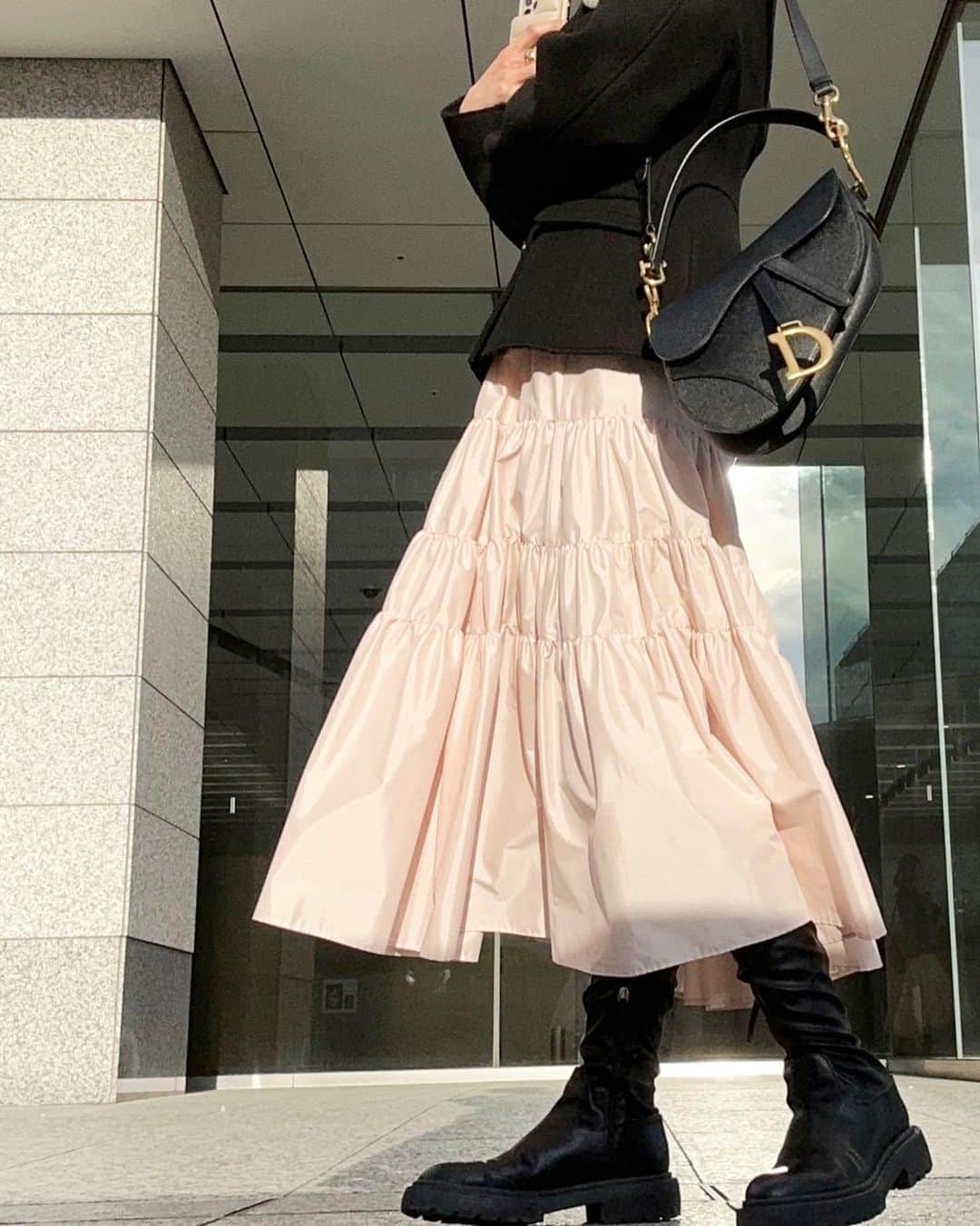 川人未帆さんのインスタグラム写真 - (川人未帆Instagram)「・ BLACK&PINK🖤 セールでポチッとしてたジャケットコートのシルエットが新鮮でお気に入り🖤 本当に春夏秋冬履いているスカートはこの色が1番使える！ふわんふわんでかわいい。」1月7日 21時58分 - miho0319kawahito