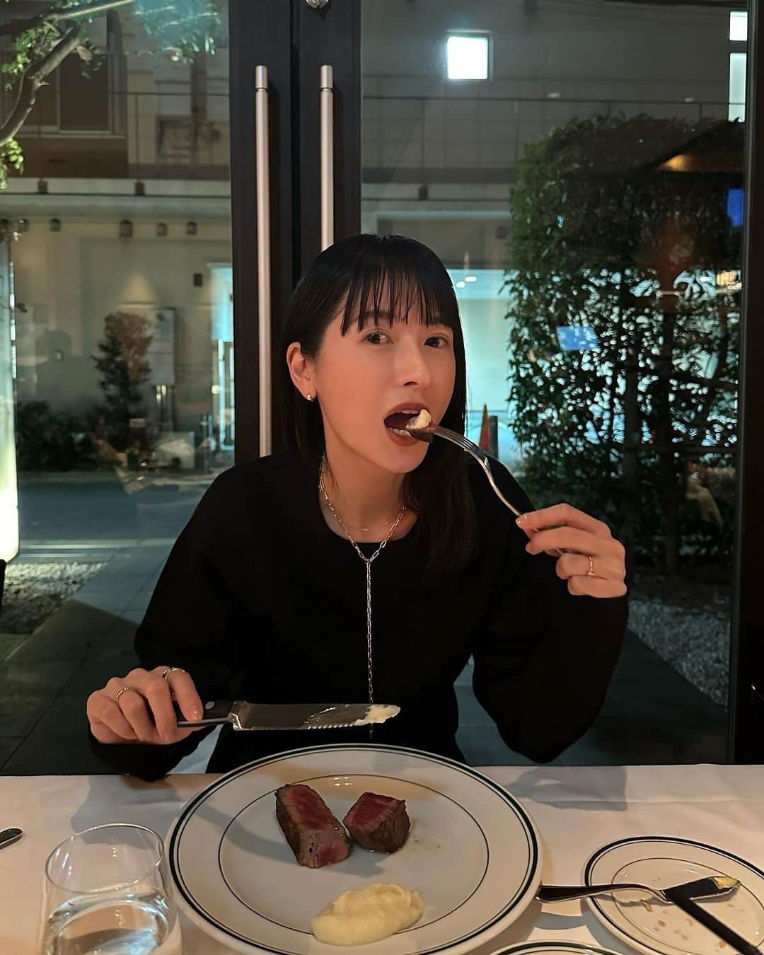 松本恵奈さんのインスタグラム写真 - (松本恵奈Instagram)「今日は子供達も大好きなウルフギャングへ⚪️ もぅ、ペロリンちょでした😋♡ マッシュポテトをたっぷりのせて食べるのが好きなんだぁ♡ この動画見返してたらお腹空いてきました。笑 #ウルフギャング #ステーキ #幸せ」1月7日 22時29分 - ena1123