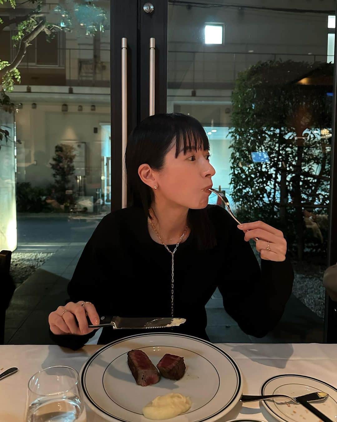 松本恵奈さんのインスタグラム写真 - (松本恵奈Instagram)「今日は子供達も大好きなウルフギャングへ⚪️ もぅ、ペロリンちょでした😋♡ マッシュポテトをたっぷりのせて食べるのが好きなんだぁ♡ この動画見返してたらお腹空いてきました。笑 #ウルフギャング #ステーキ #幸せ」1月7日 22時29分 - ena1123